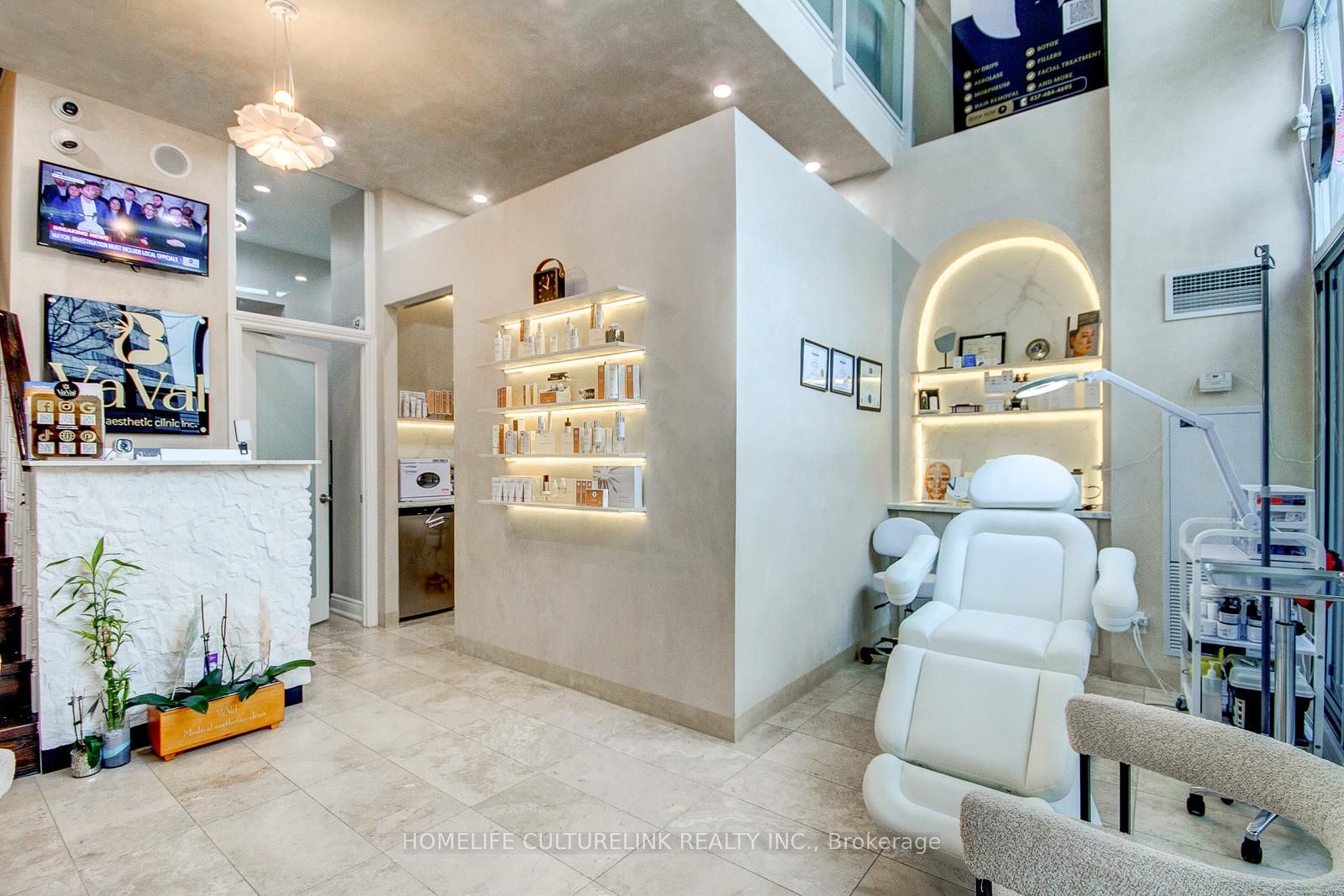 220 Burnhamthorpe Road W 106