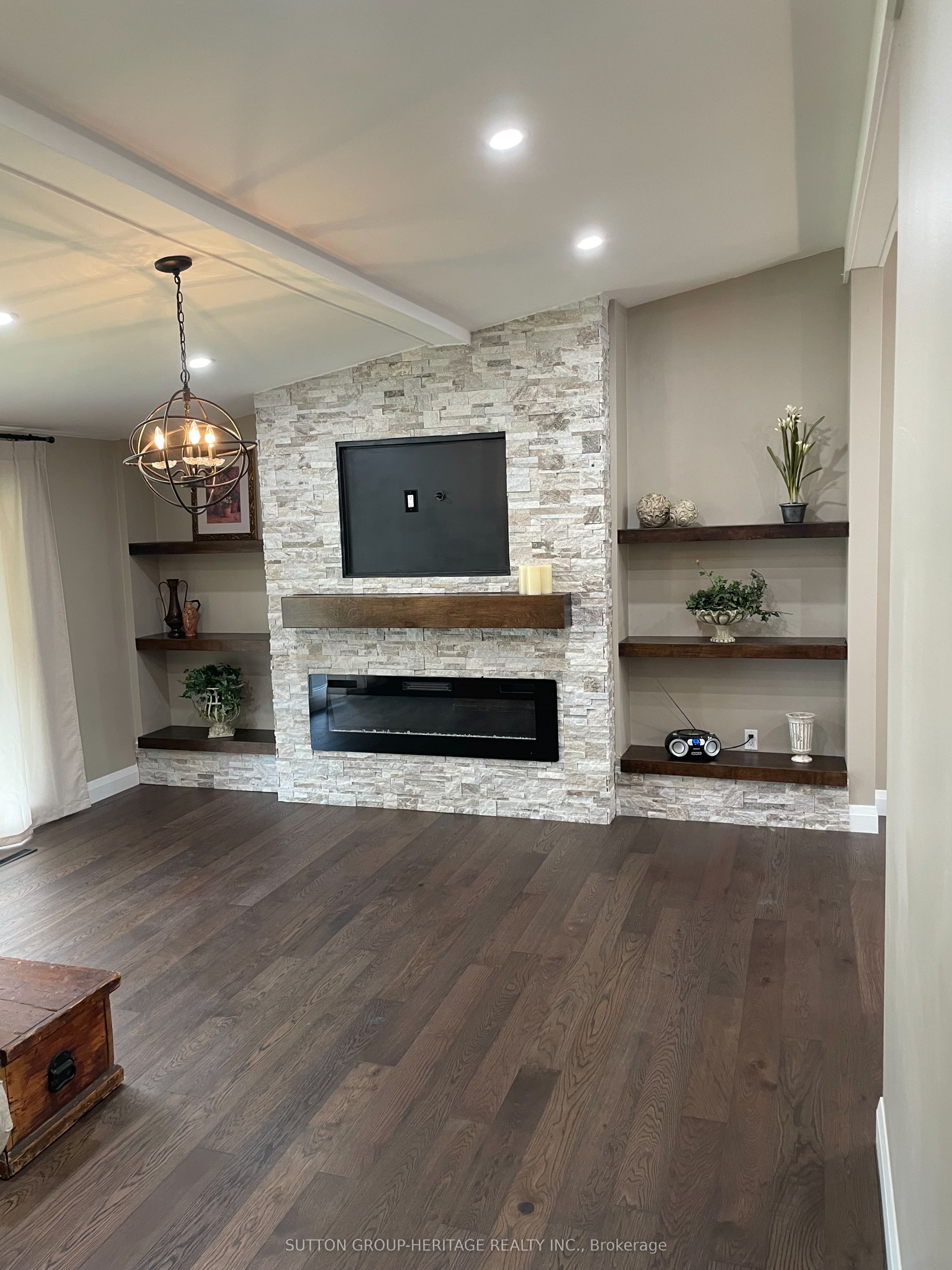 160 LAUREL Court