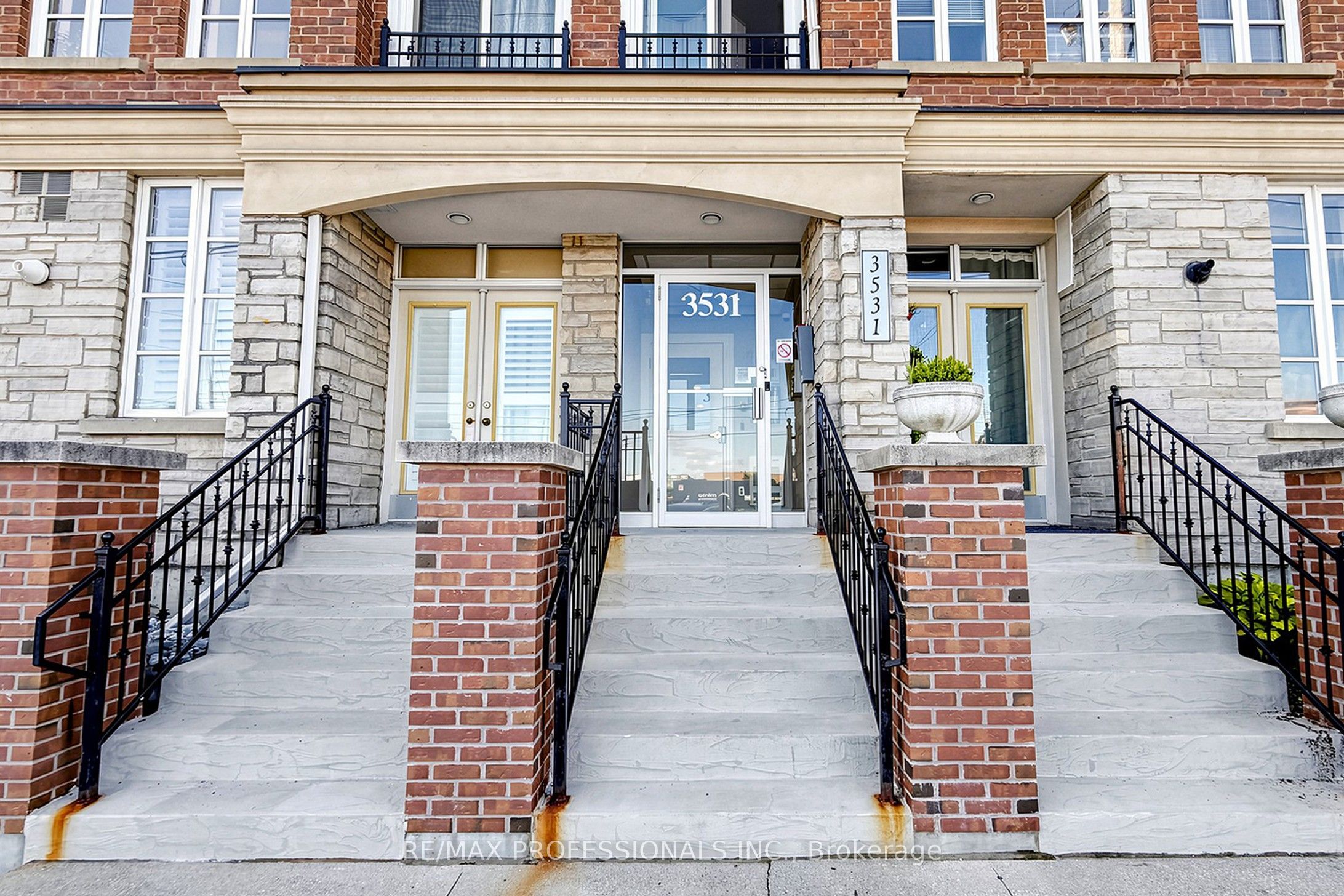 3531 Lake Shore Boulevard W 206