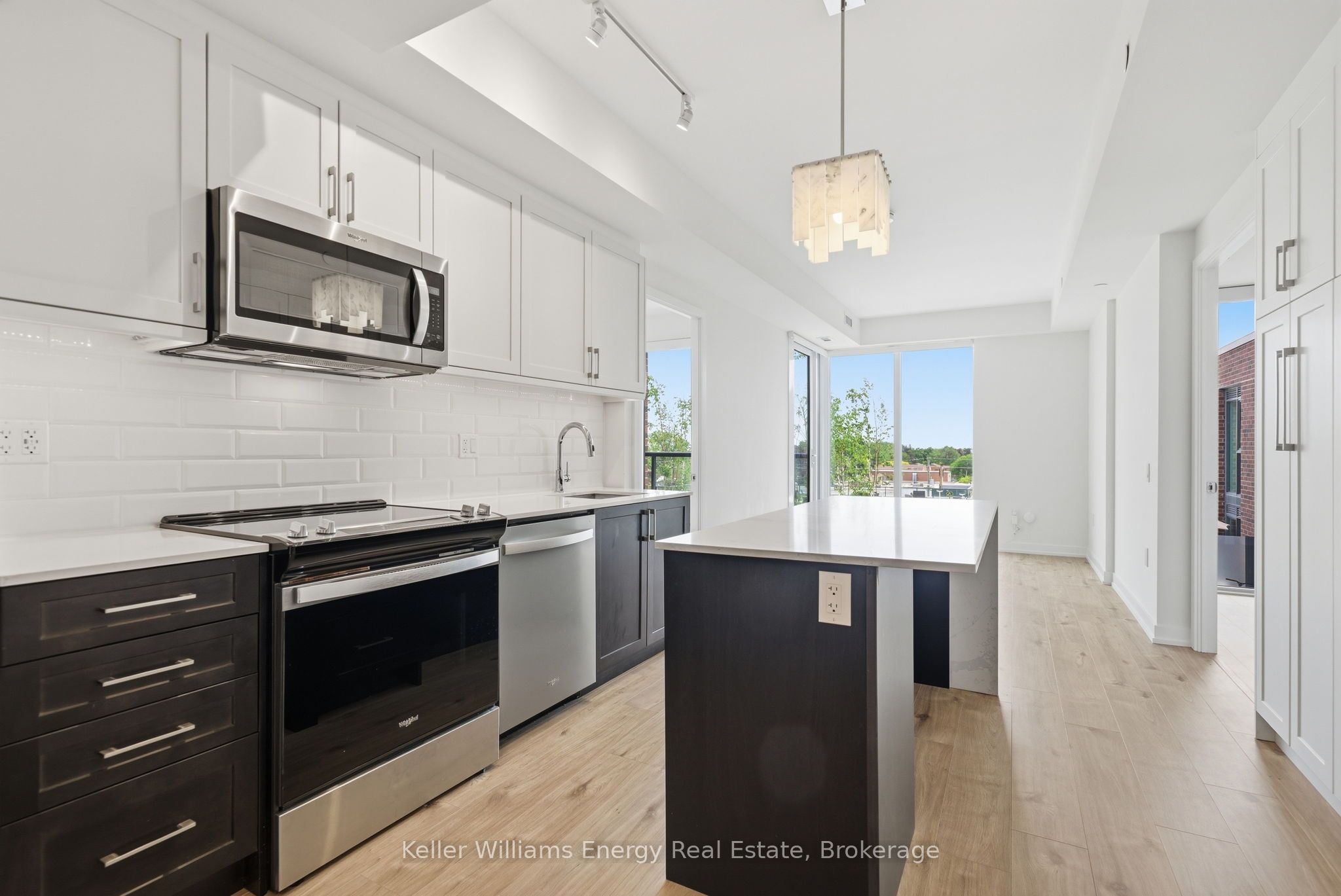 201 Brock Street S 417