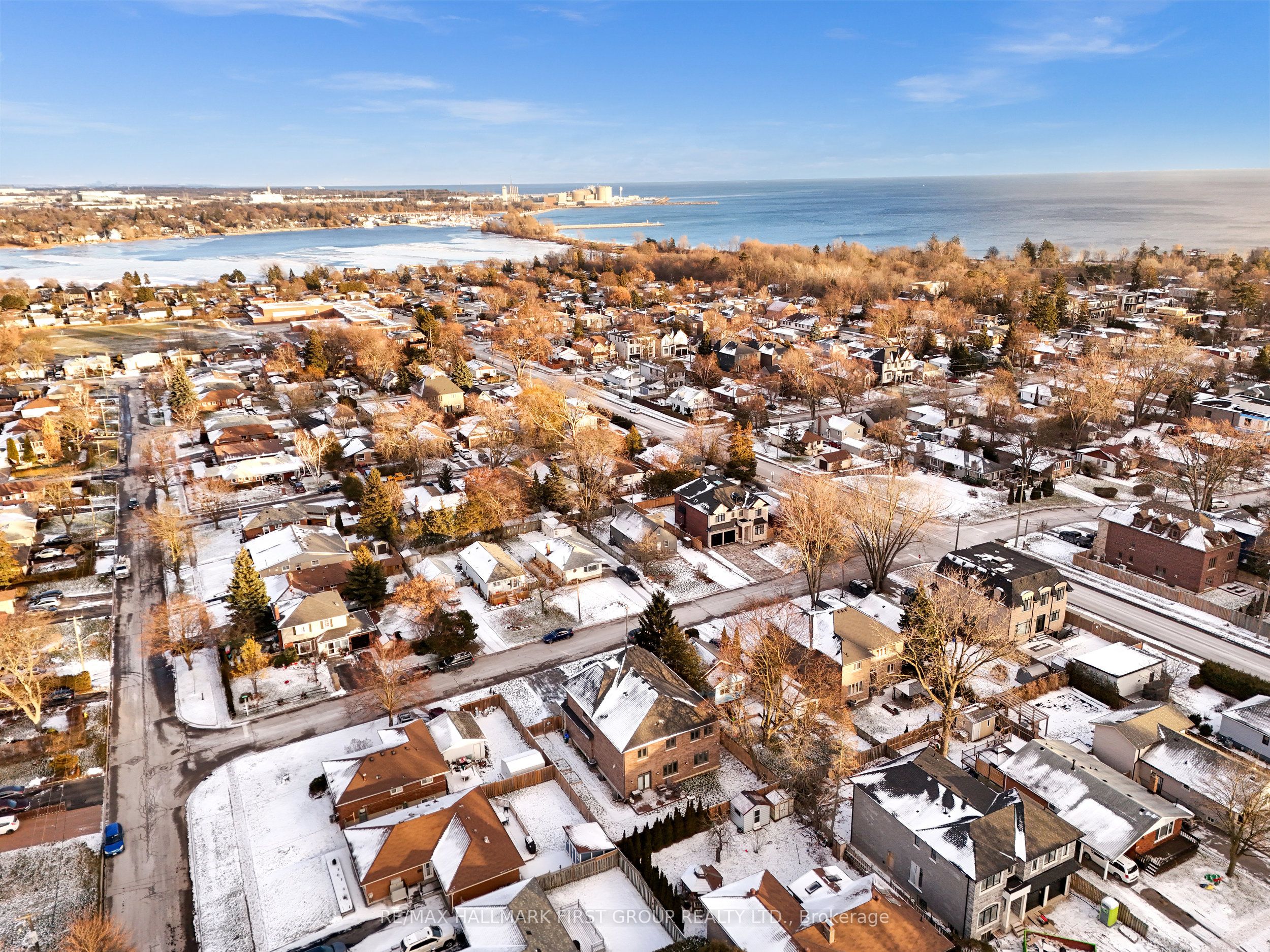 752 Hillview Crescent