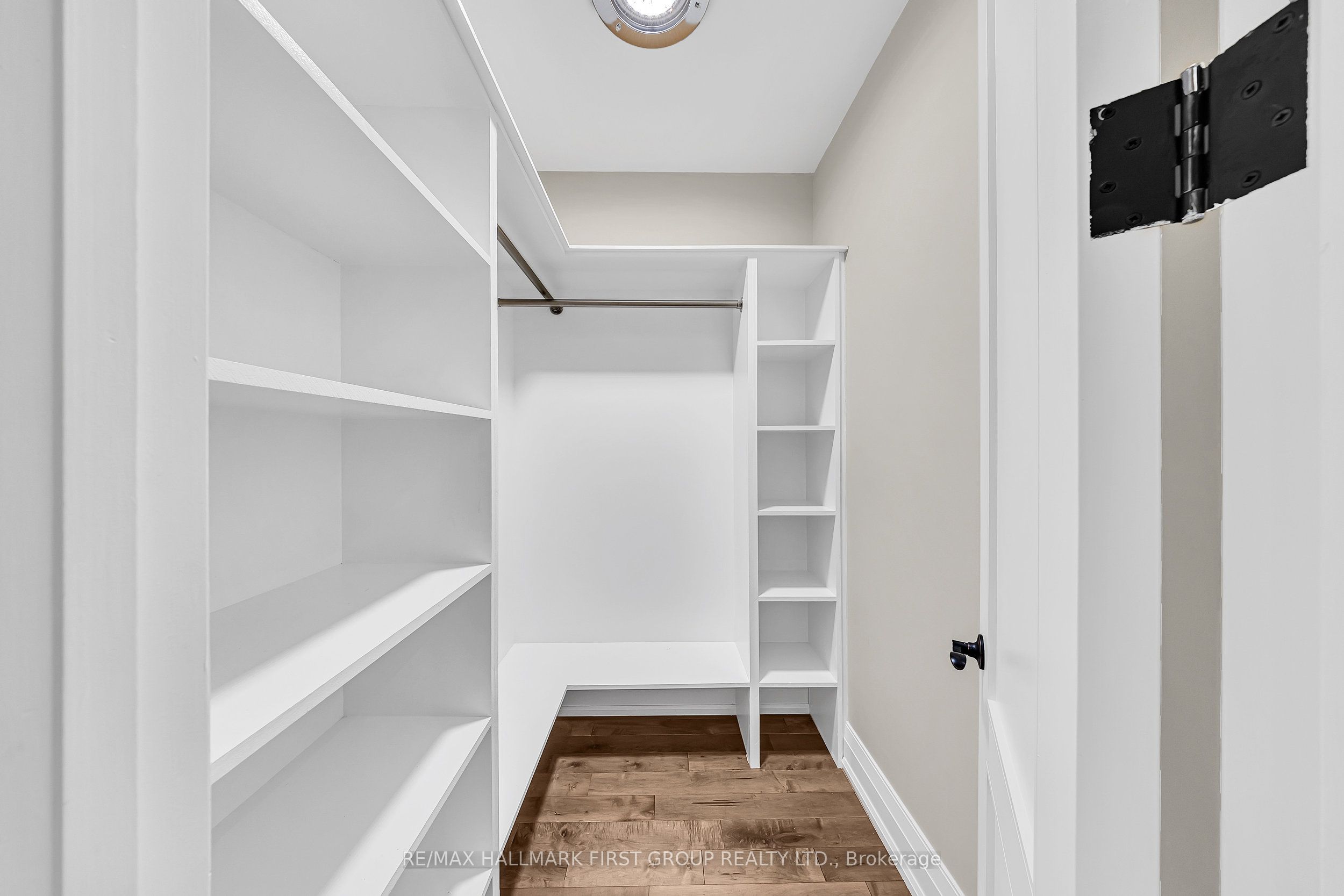 752 Hillview Crescent