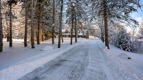 8 Blue Grass Drive Aurora ON L4G 6W4