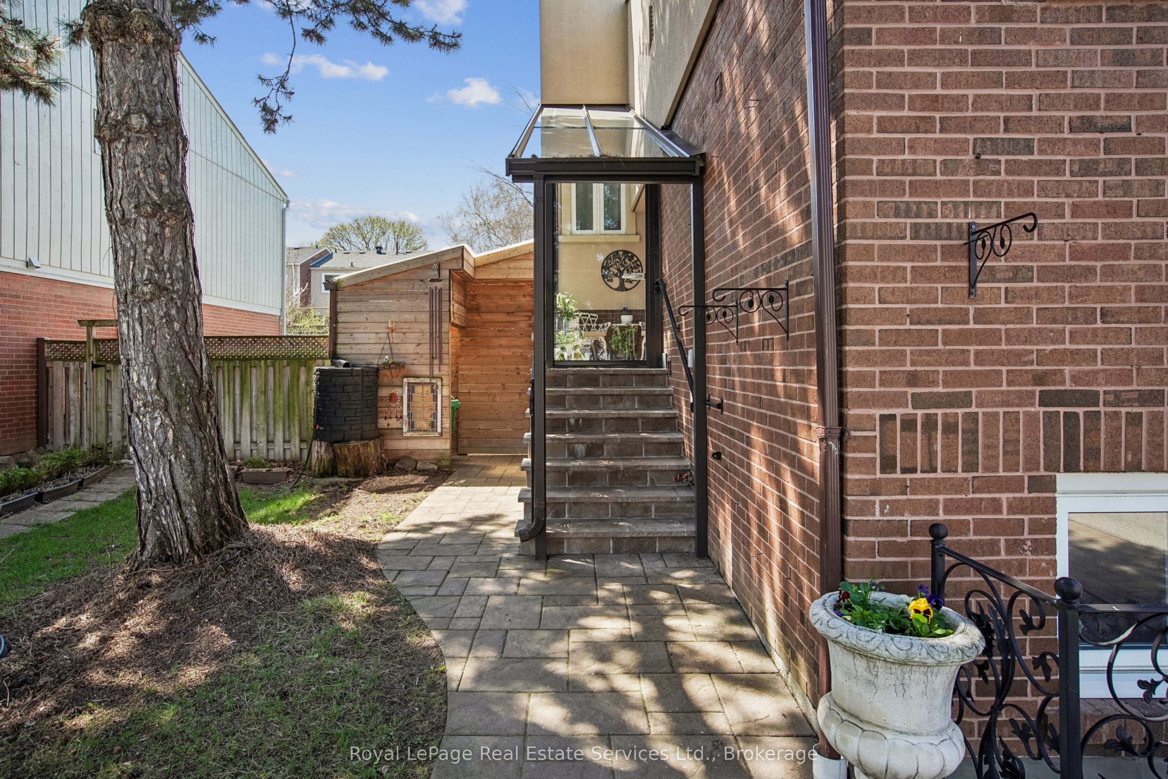 3598 Ash Row Crescent