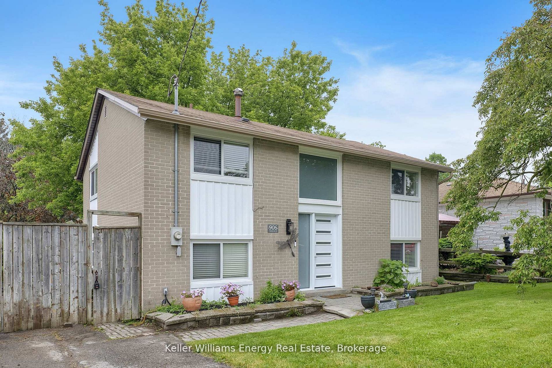 906 Centre Street N