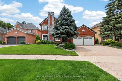 1071 Lockwood Circle Newmarket ON L3X 1M2