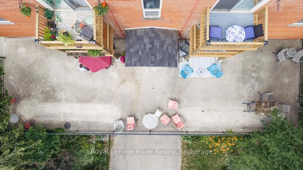 98 William Street E