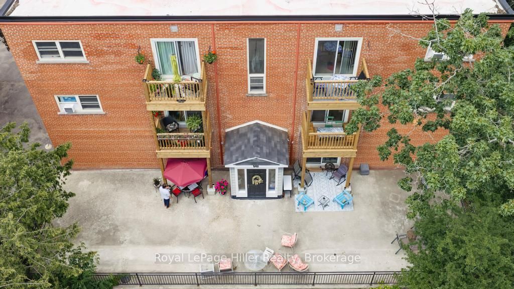 98 William Street E
