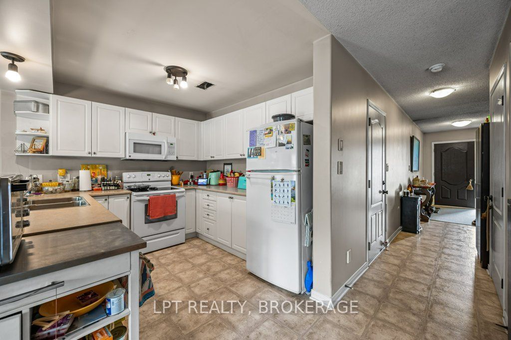 1559 Crimson Crescent