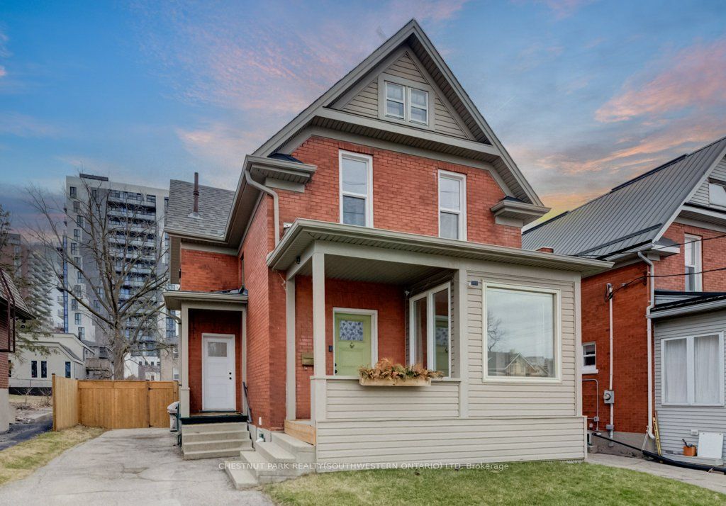 8 Spring Street E