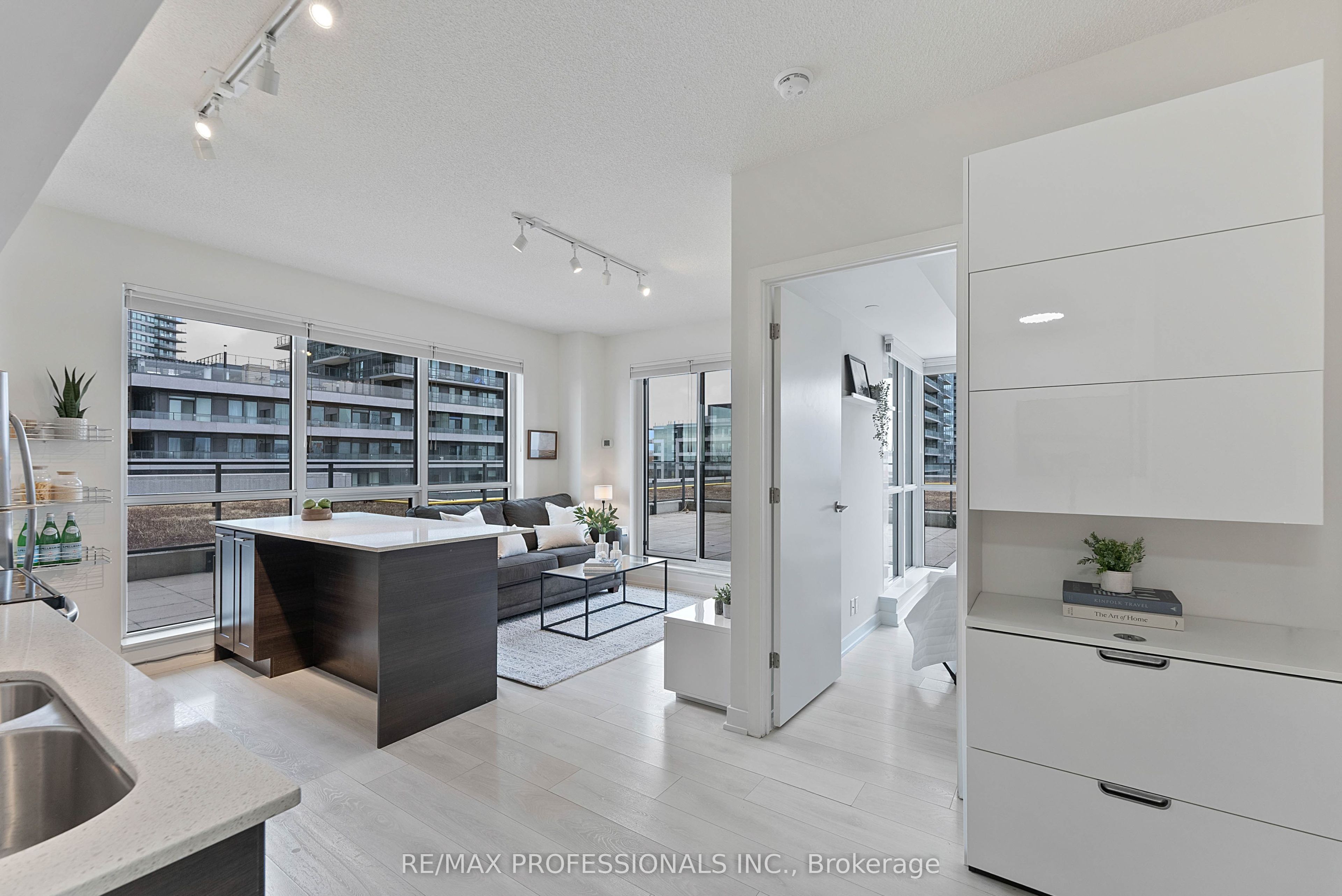 2200 Lakeshore Boulevard W 611