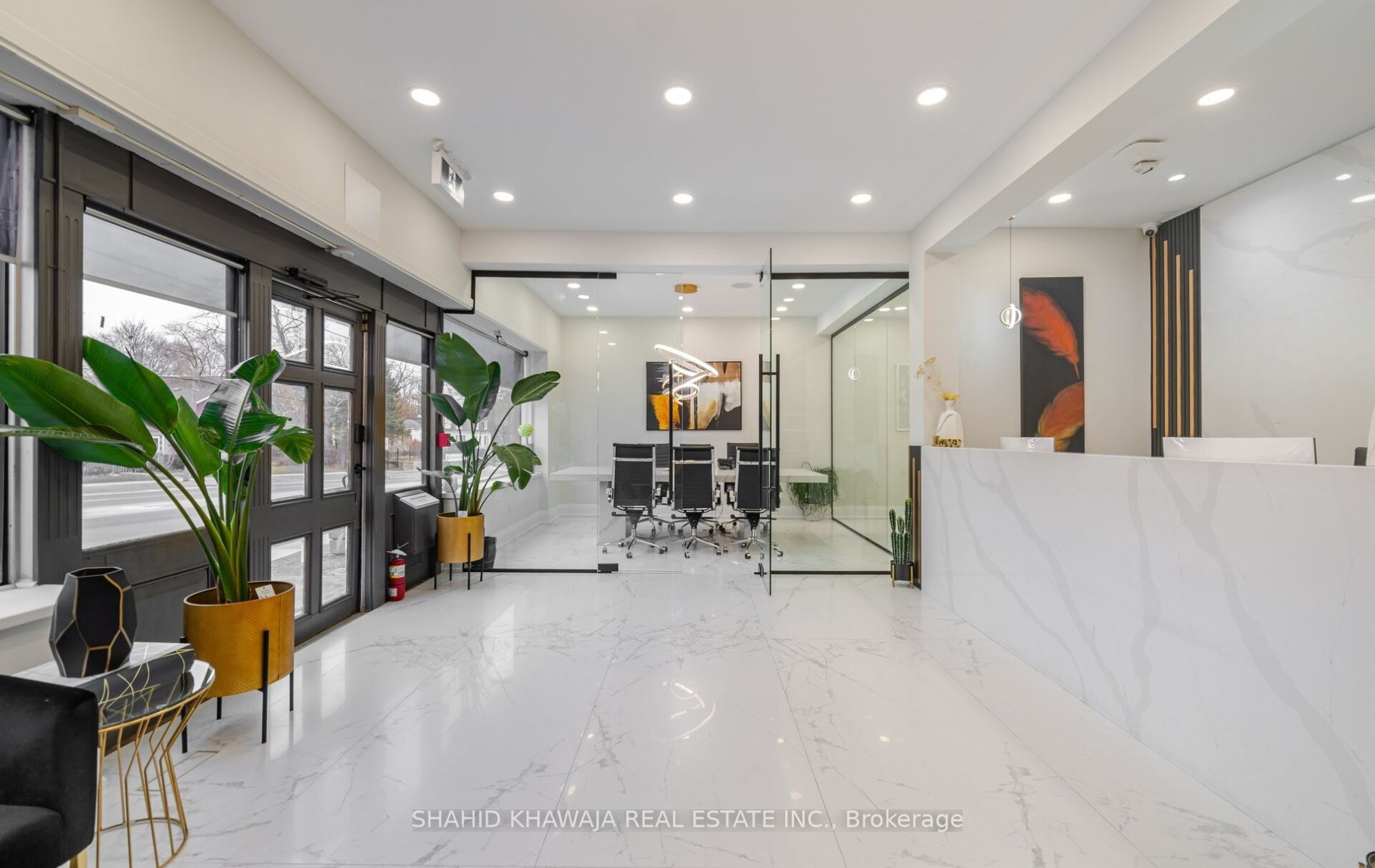 1563 Dundas Street W