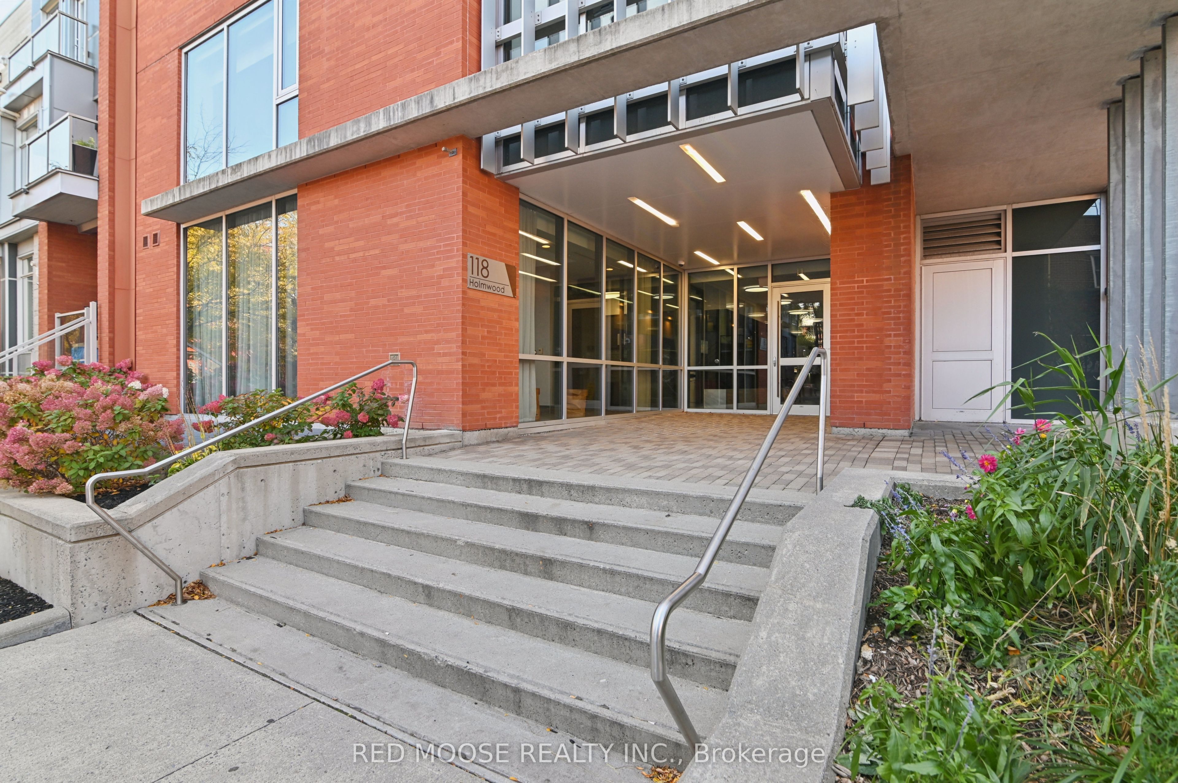118 Holmwood Avenue 705