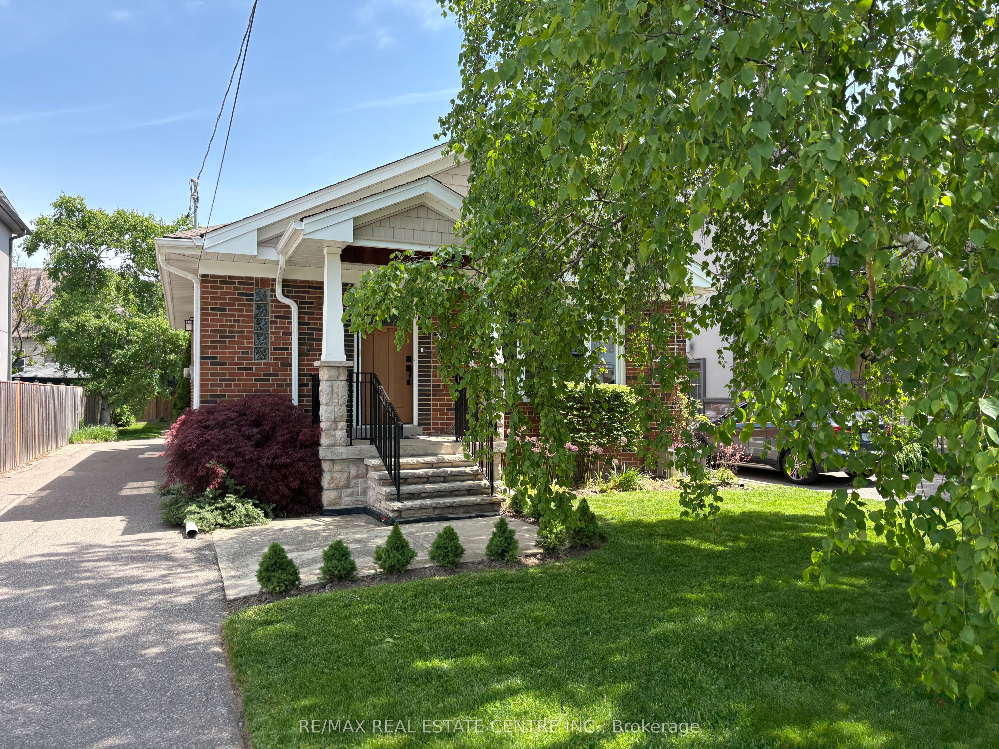 37 Maple Avenue N