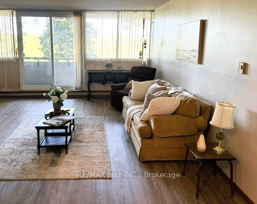 120 Elgin Street W 102