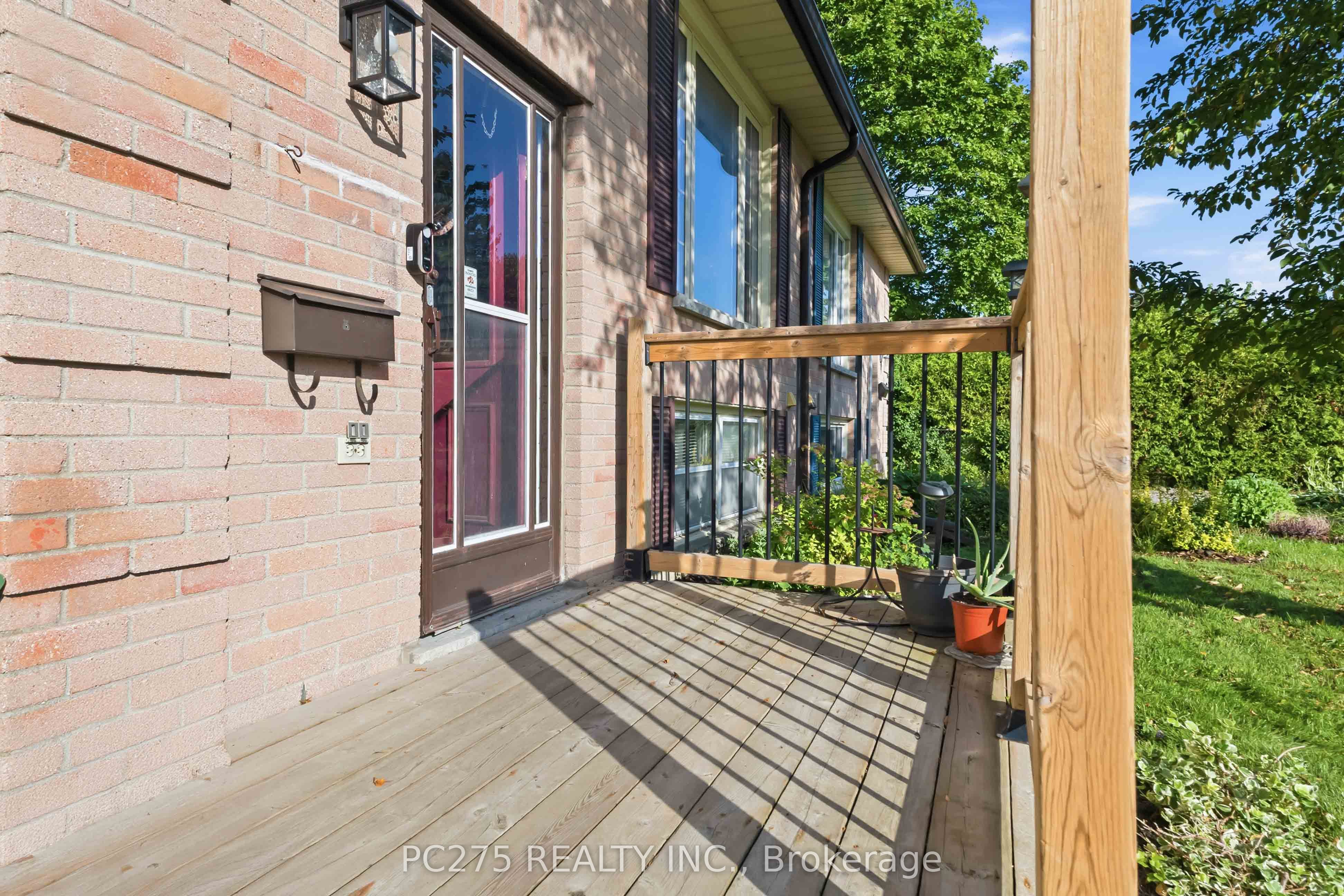 615 Deveron Crescent