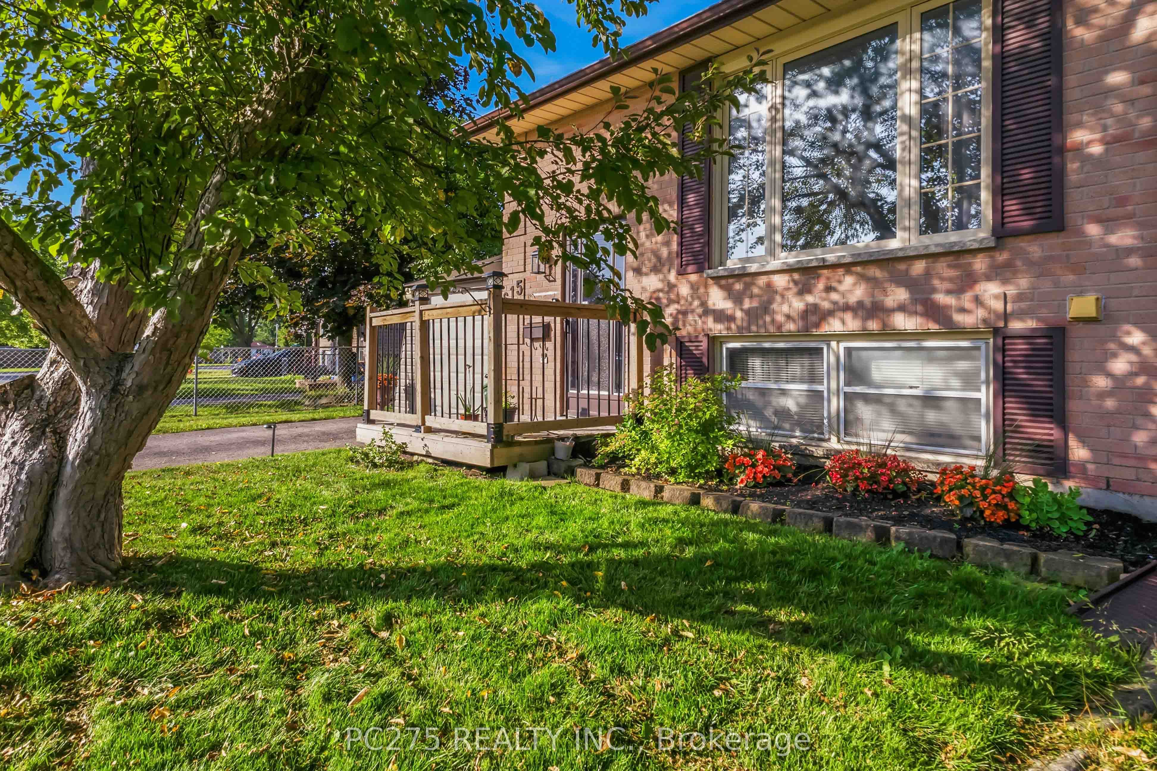 615 Deveron Crescent