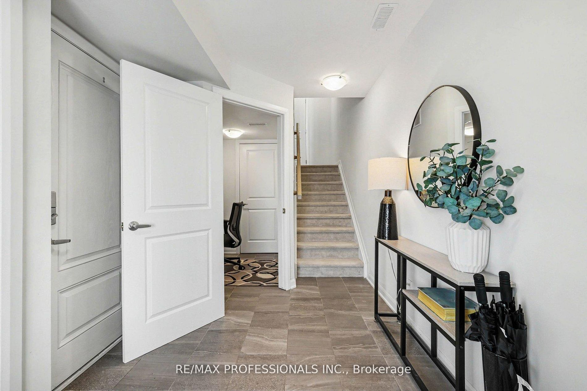 919 LIXNAW Court