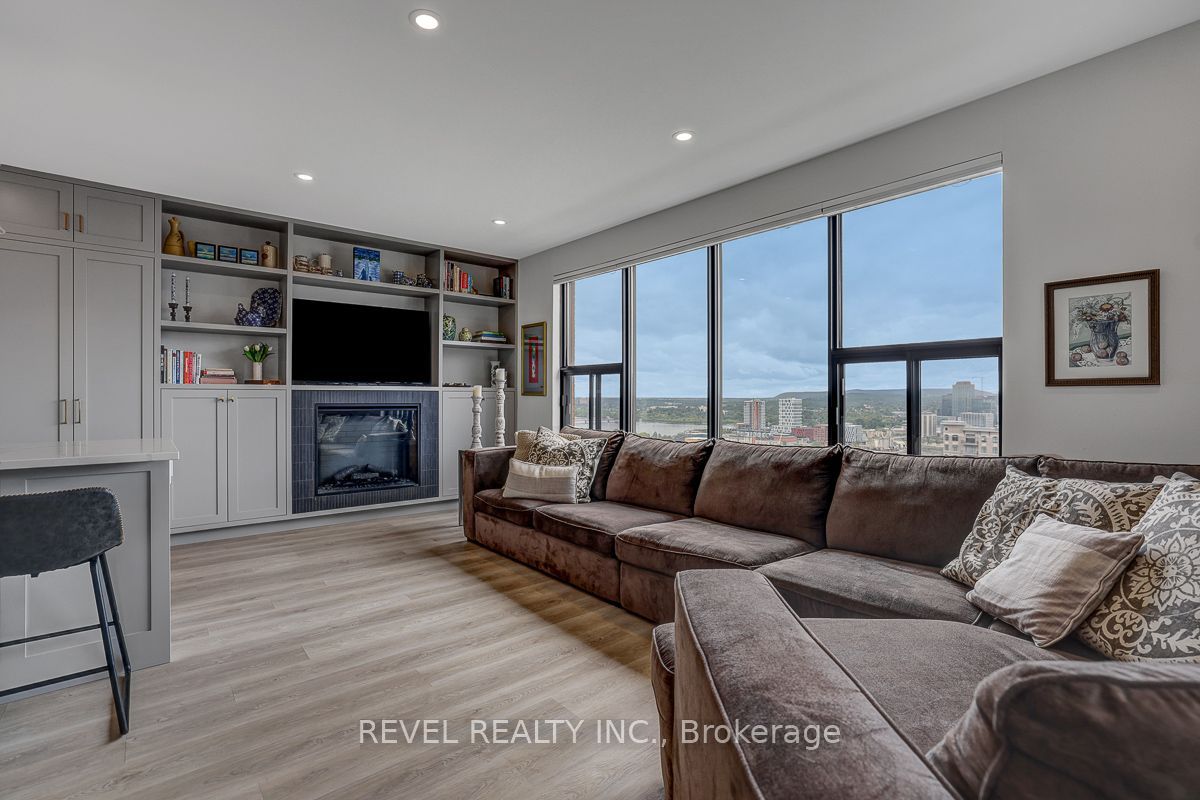 556 Laurier Avenue W 2003