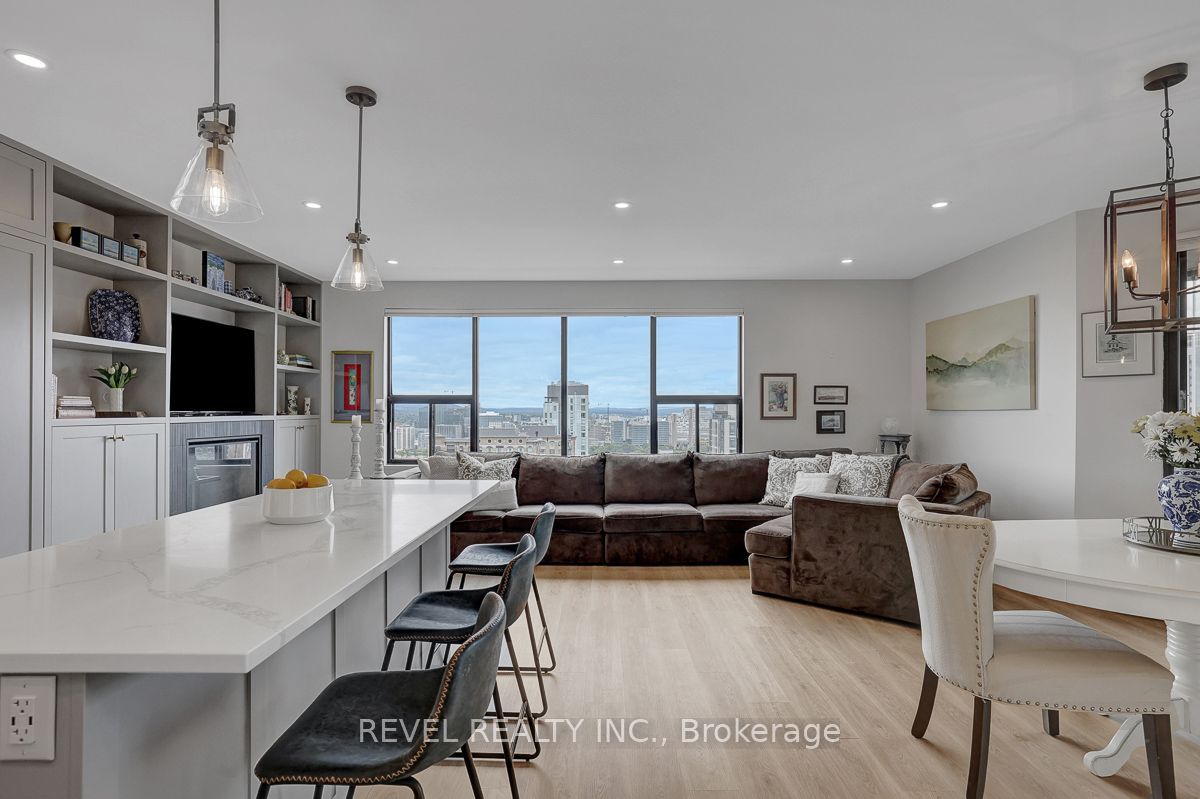 556 Laurier Avenue W 2003