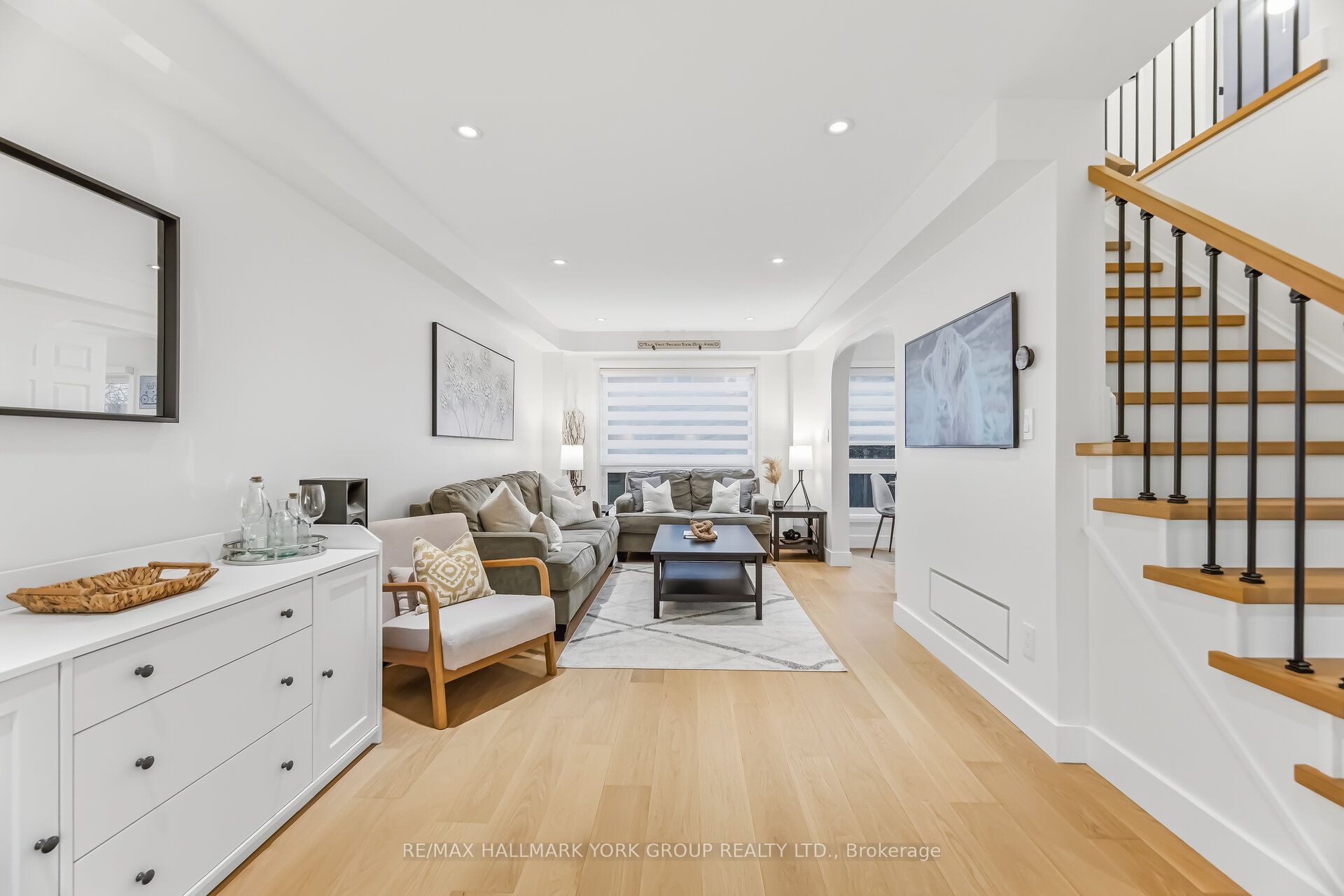 882 McDuffe Crescent