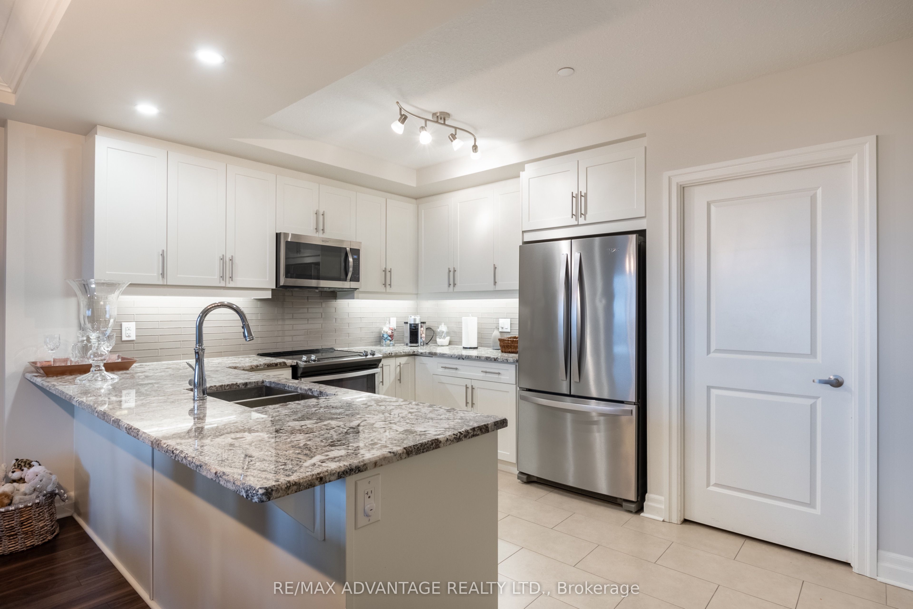 260 Villagewalk Boulevard 603