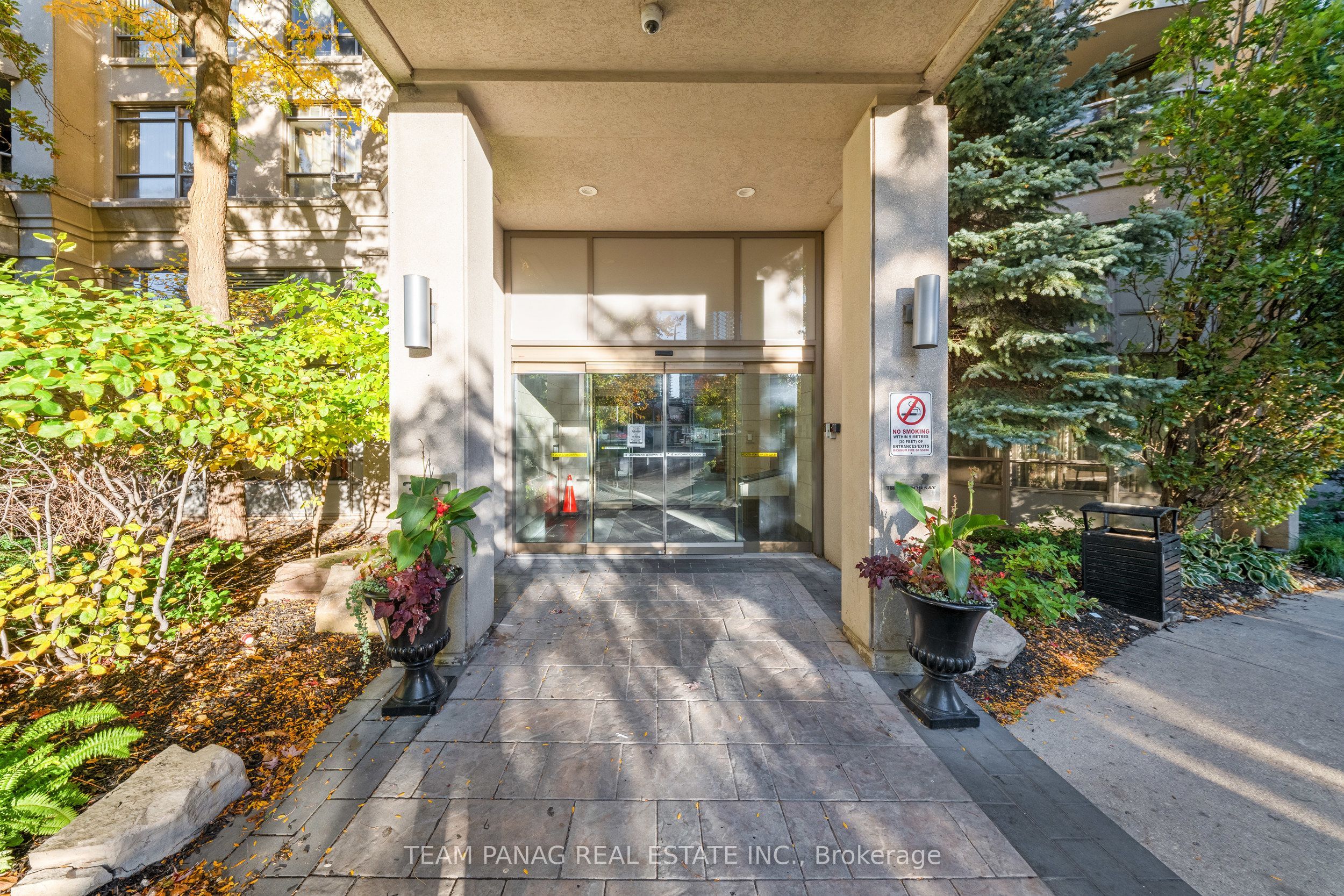 310 Burnhamthorpe Road W 401