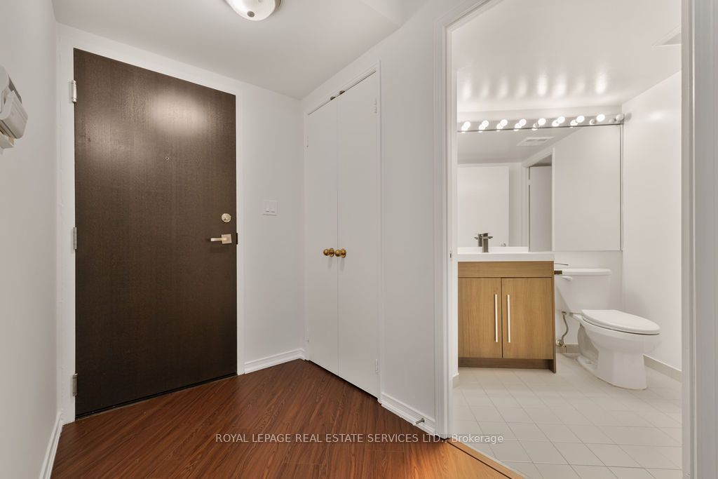2269 Lake Shore Boulevard W 2105