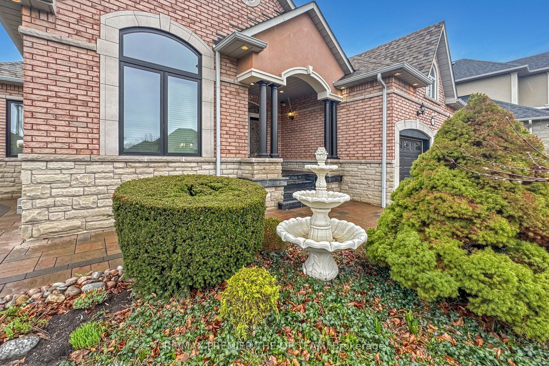 165 Novaview Crescent
