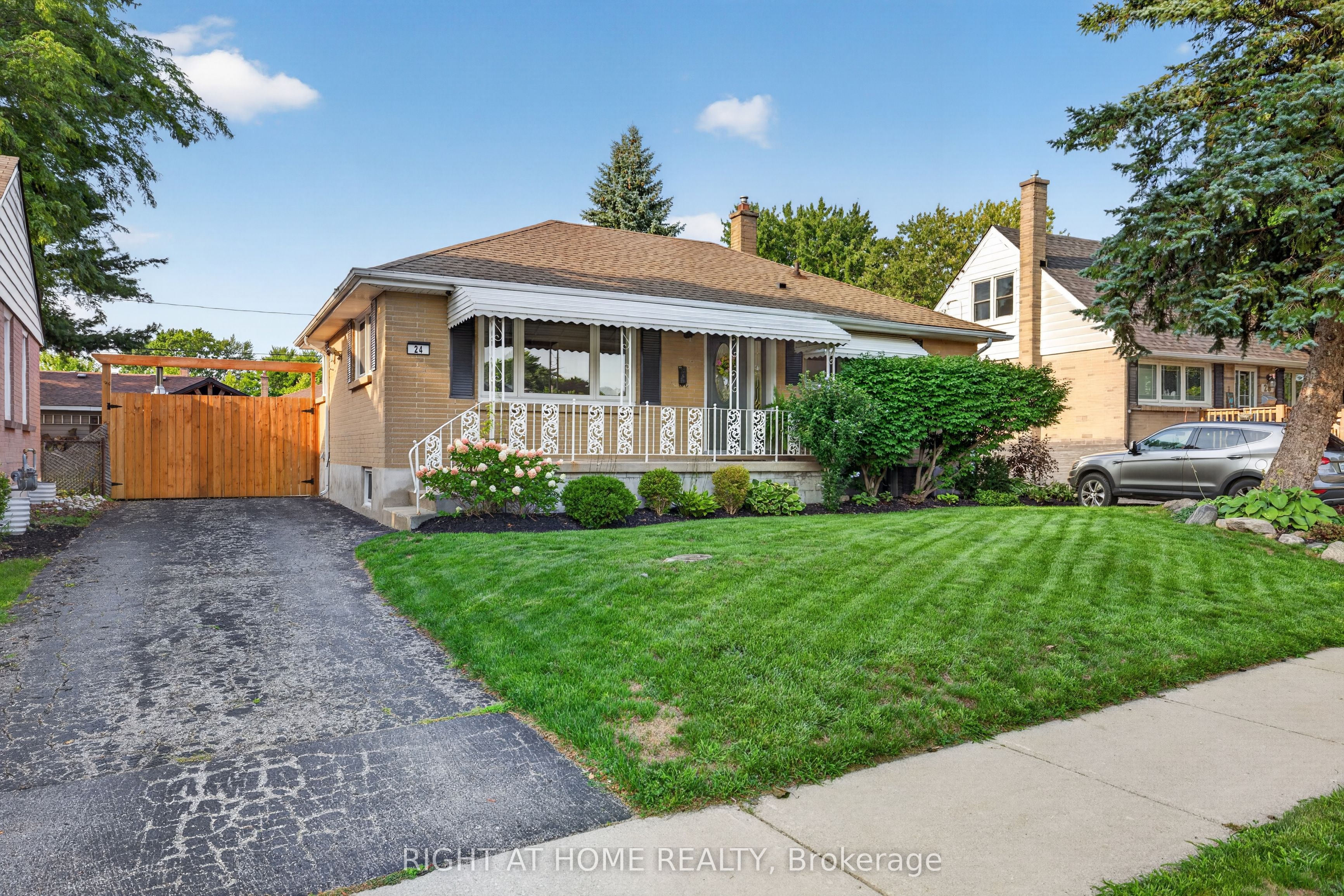 24 Tweedsmuir Avenue
