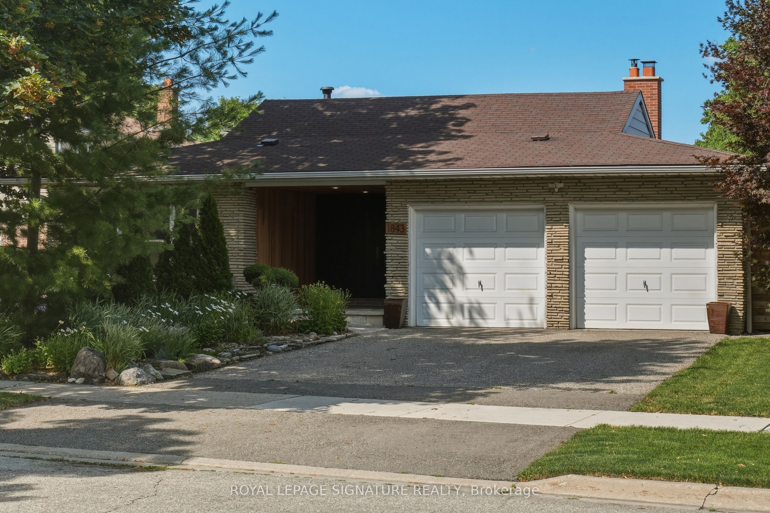 1843 Stonepath Crescent