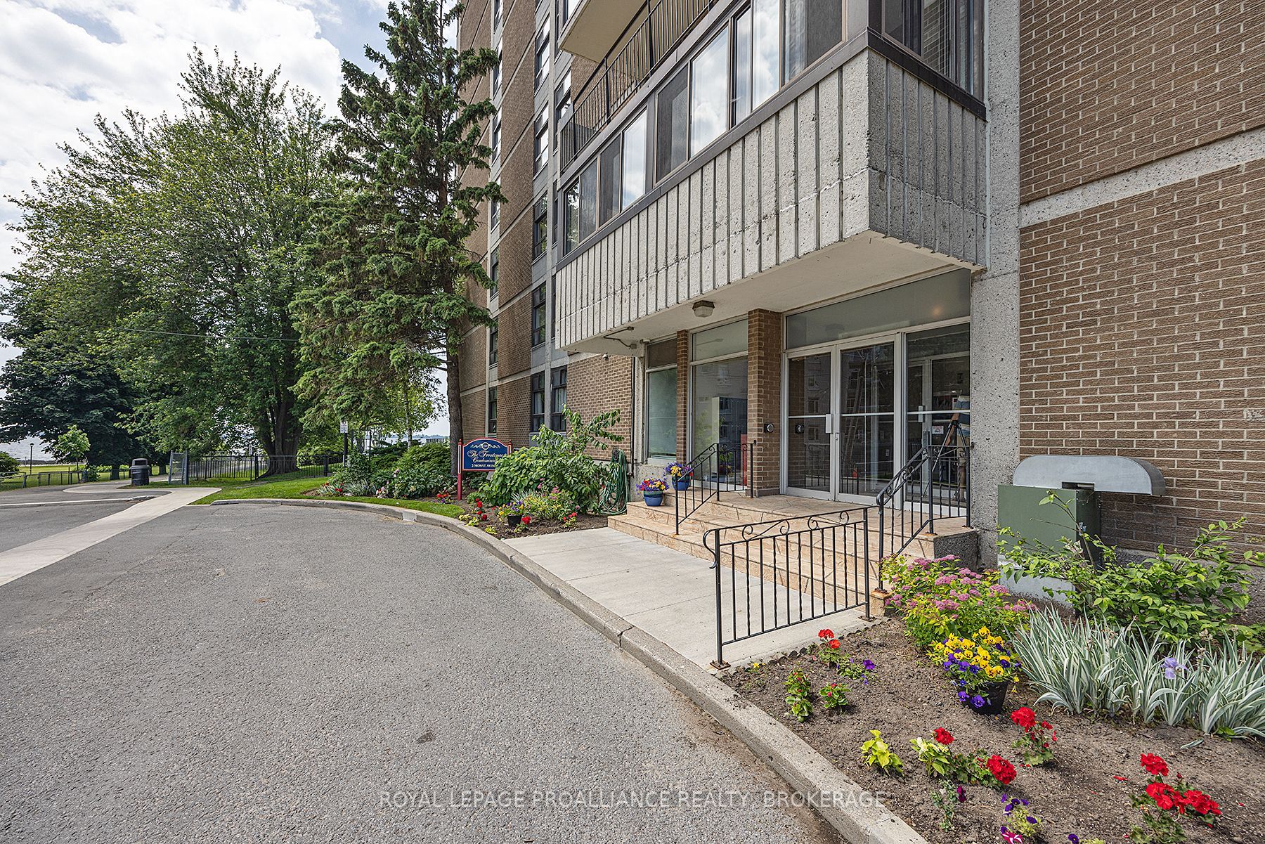 2 Mowat Avenue 903