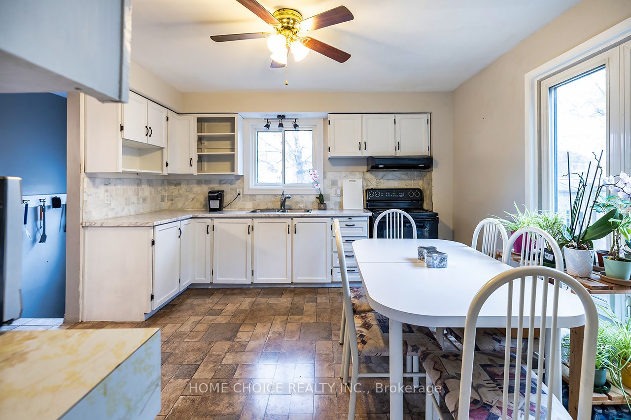 225 Barkley Crescent