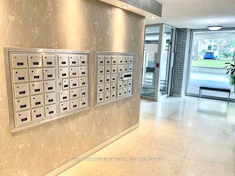 1 Mowat Avenue 105