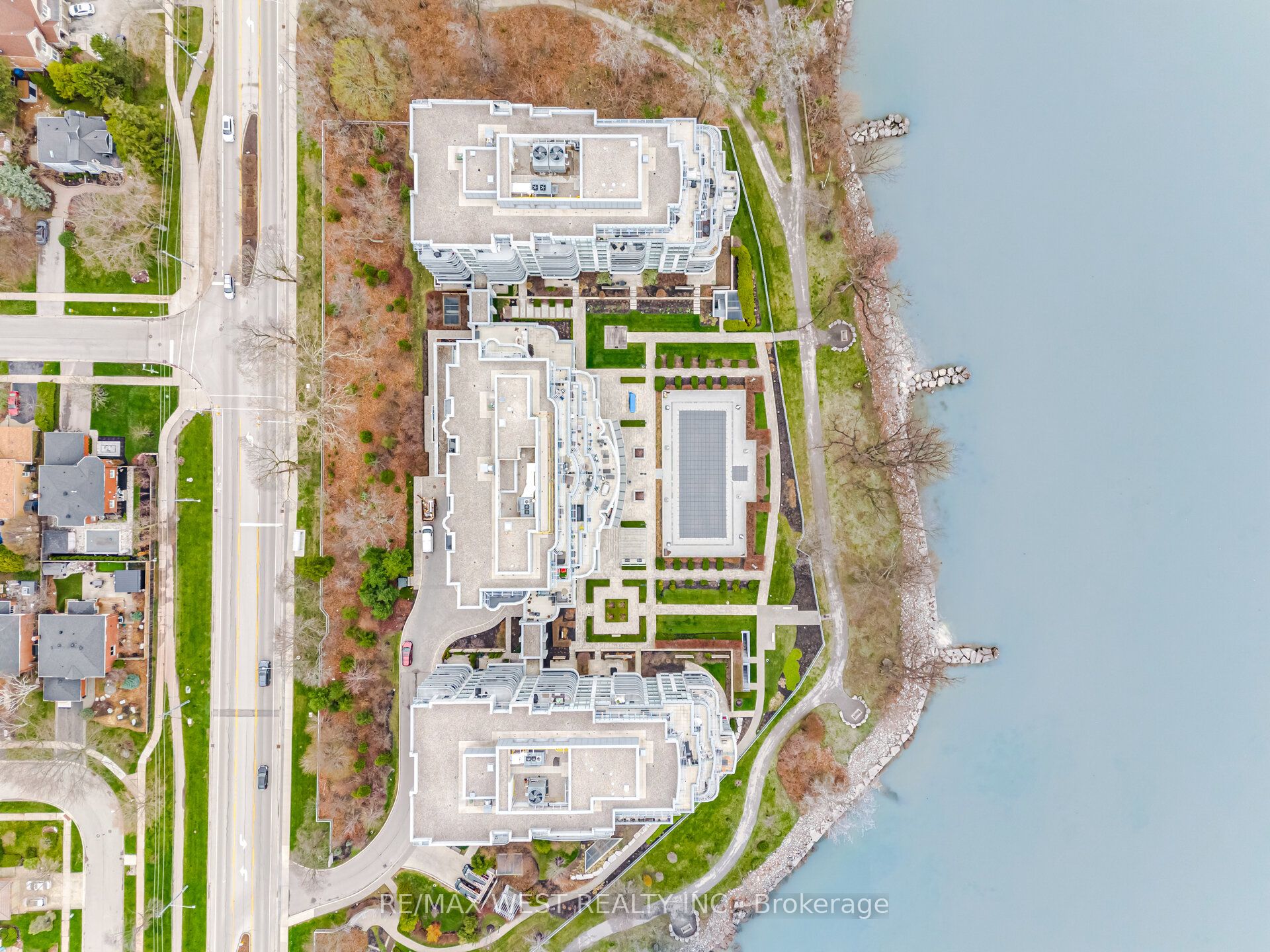 3500 Lakeshore Road W 825