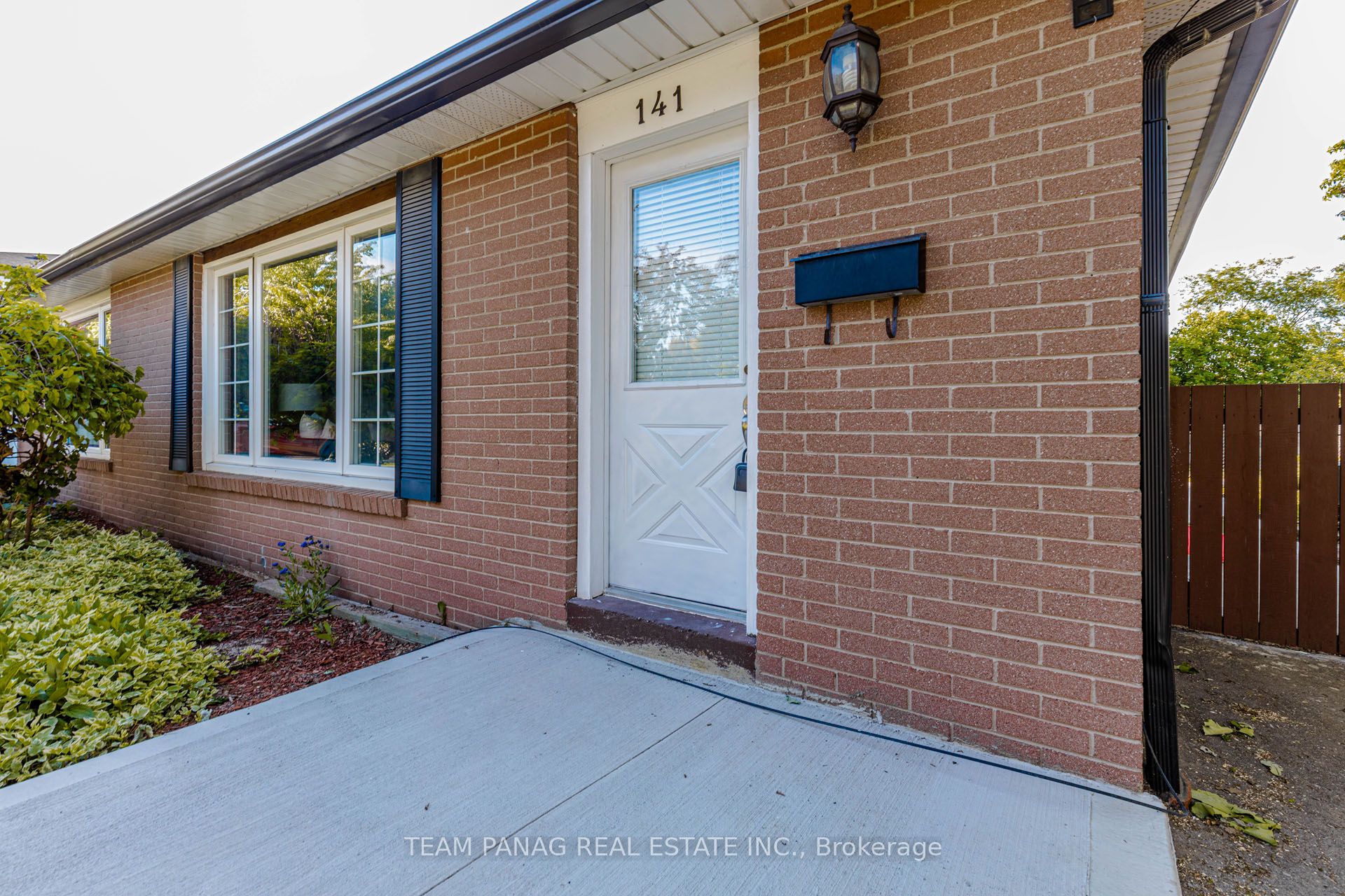 141 Fallingdale Crescent