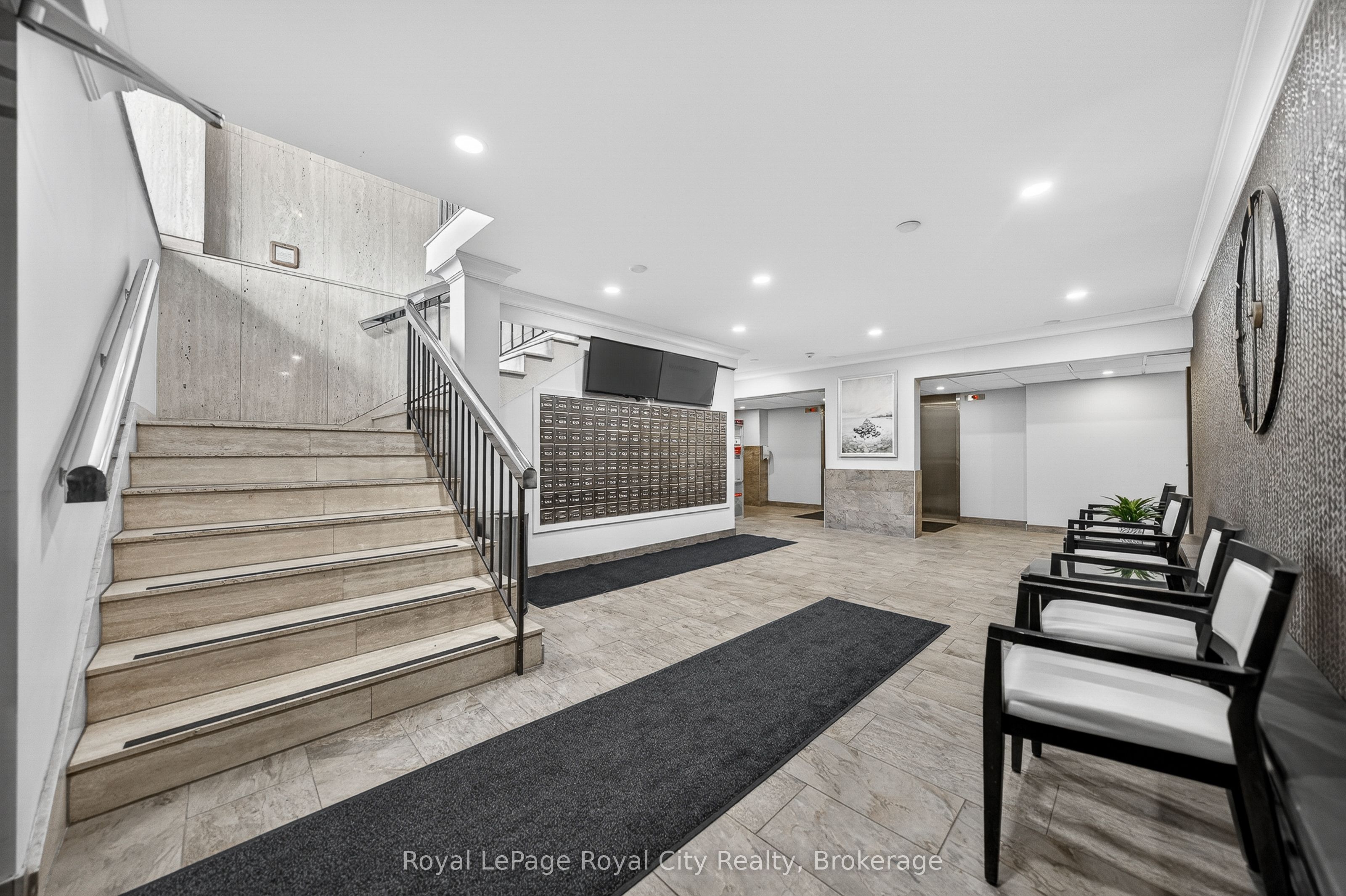 19 Woodlawn Road E 206
