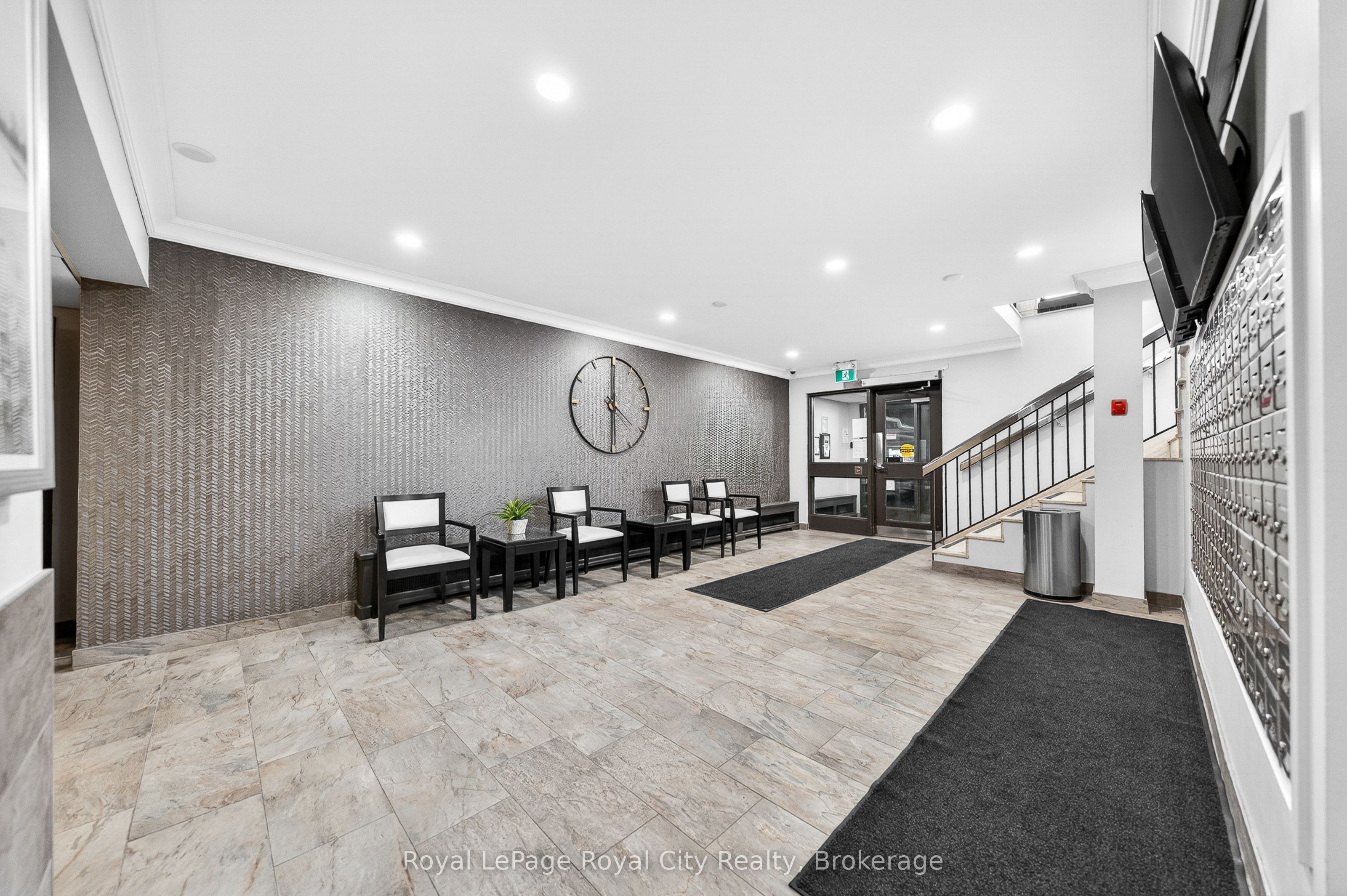 19 Woodlawn Road E 206