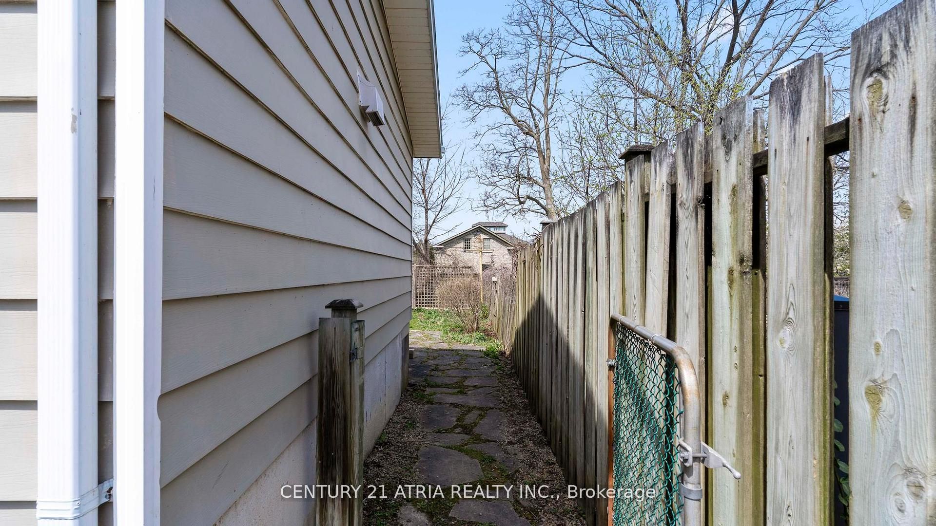 130 Wellington Street S