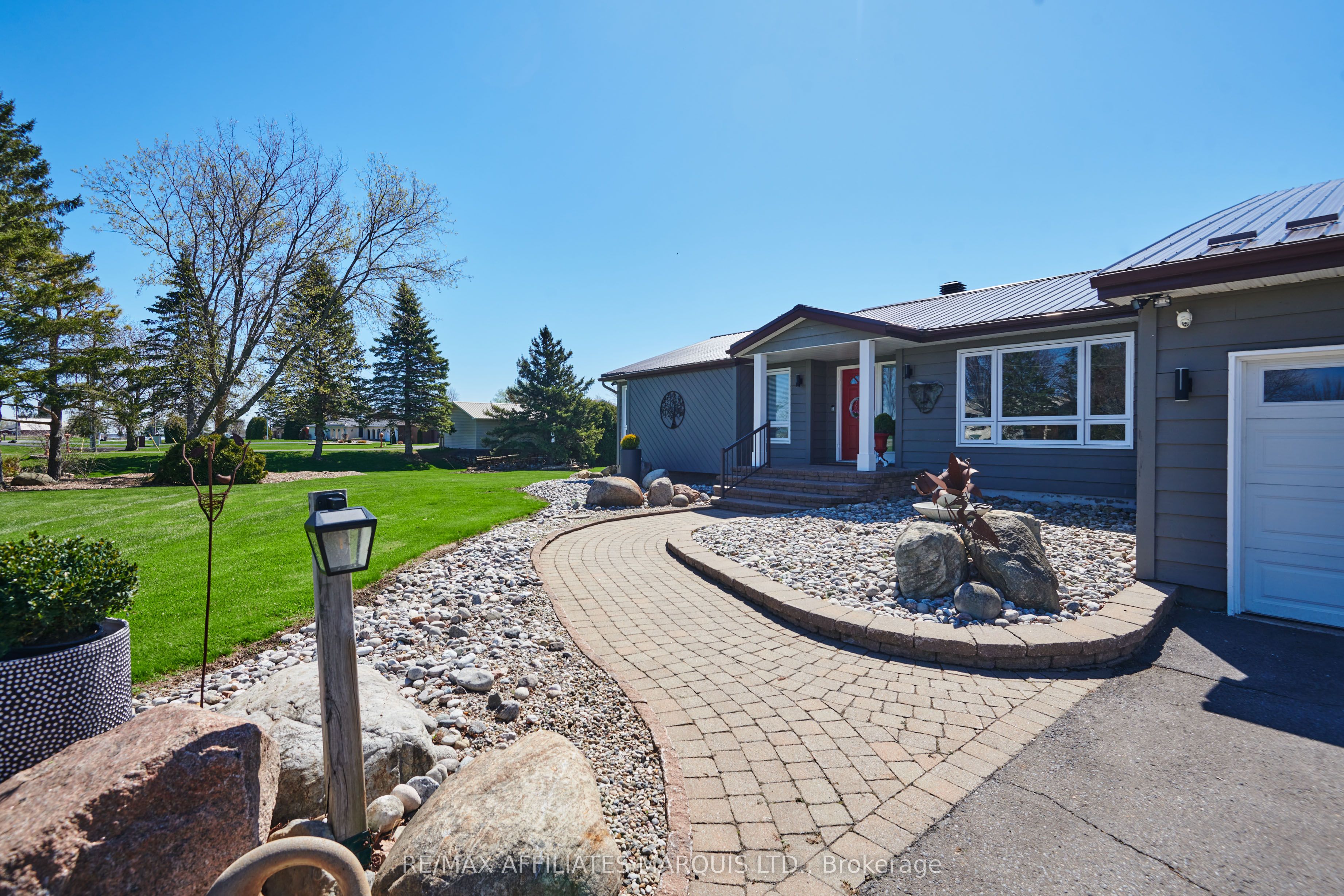 11728 Lakeshore Drive