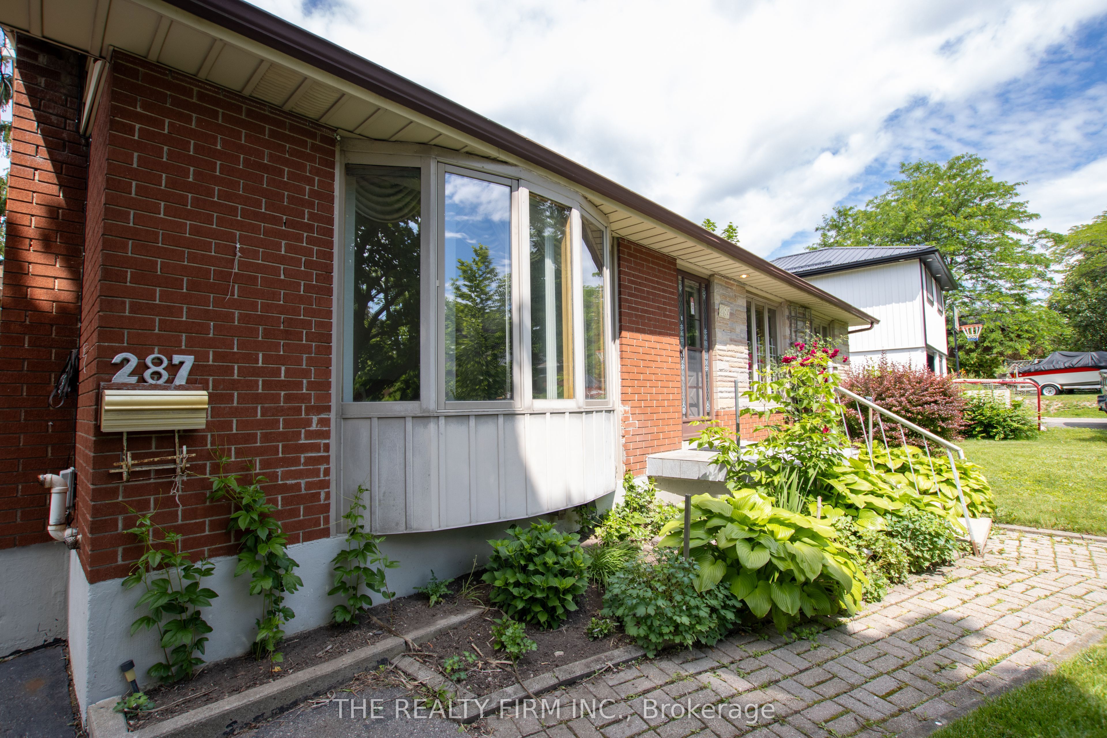 287 Panorama Crescent