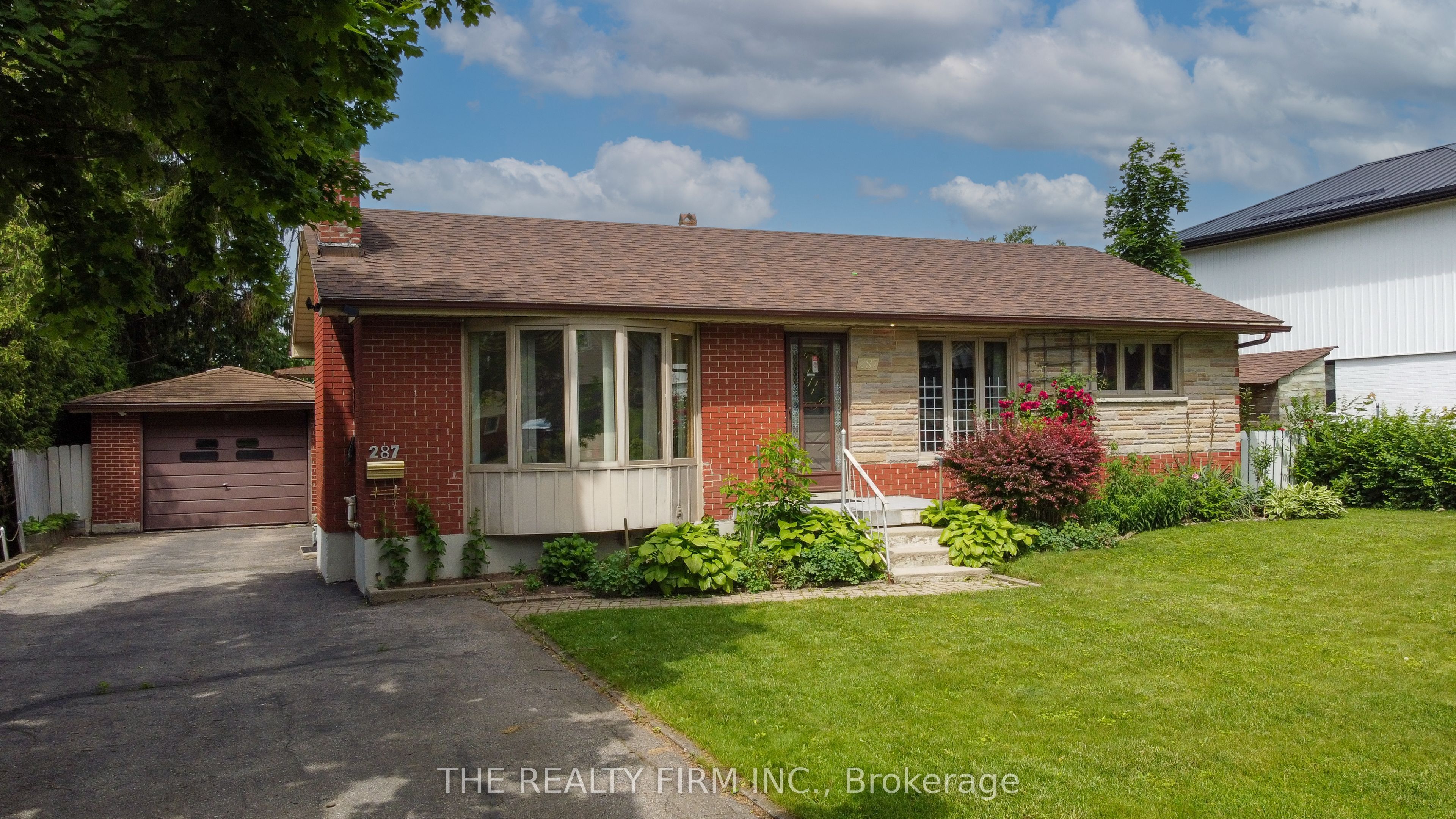 287 Panorama Crescent