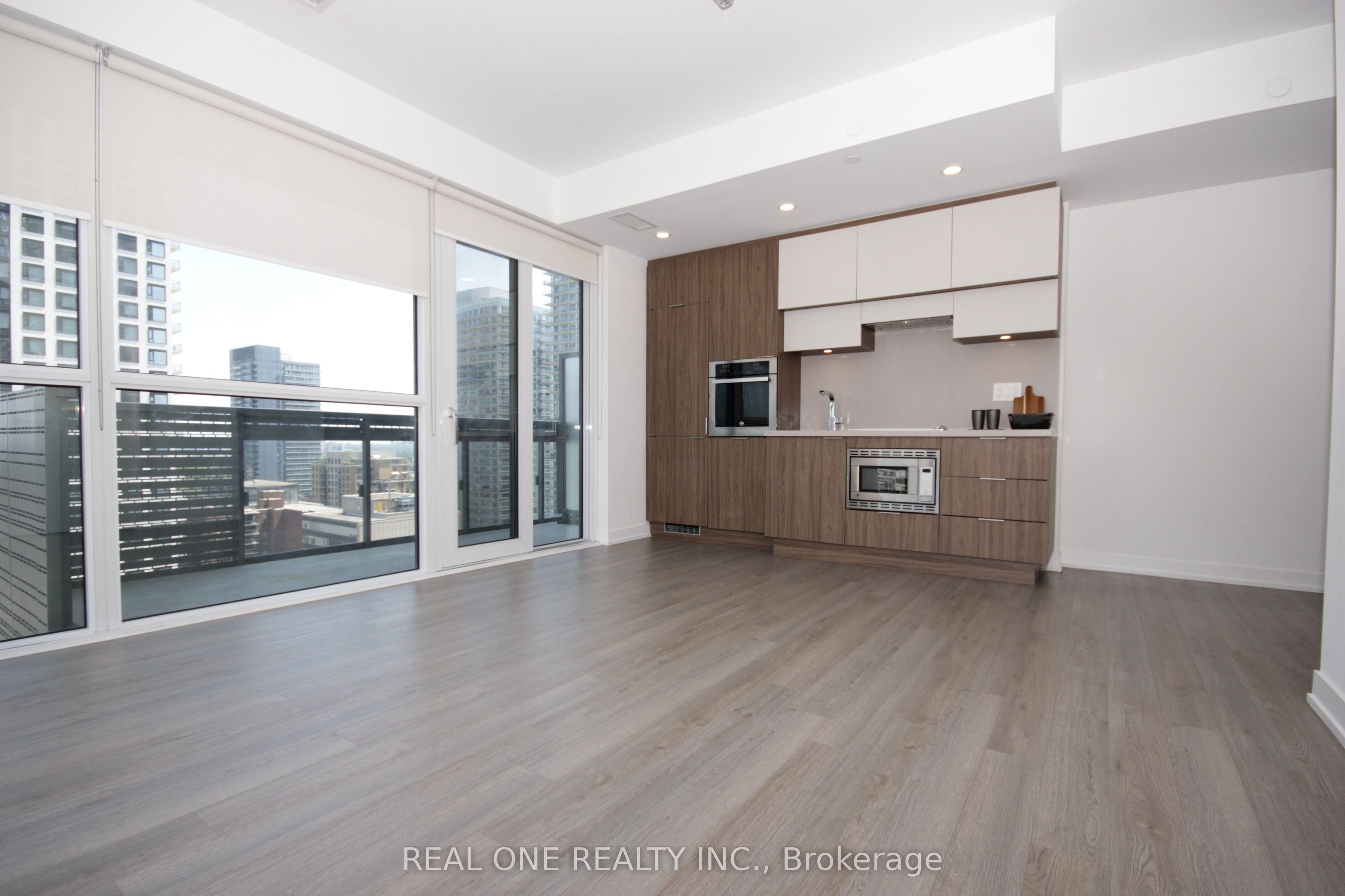 39 Roehampton Avenue 1709
