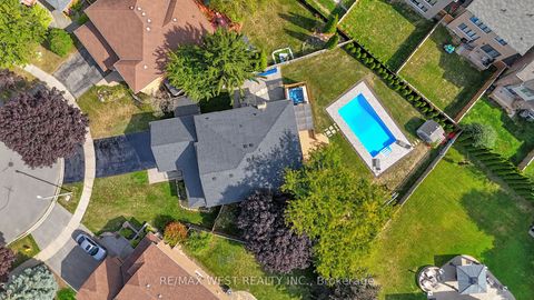 32 Falstaff Crescent Whitby ON L1R 1W3