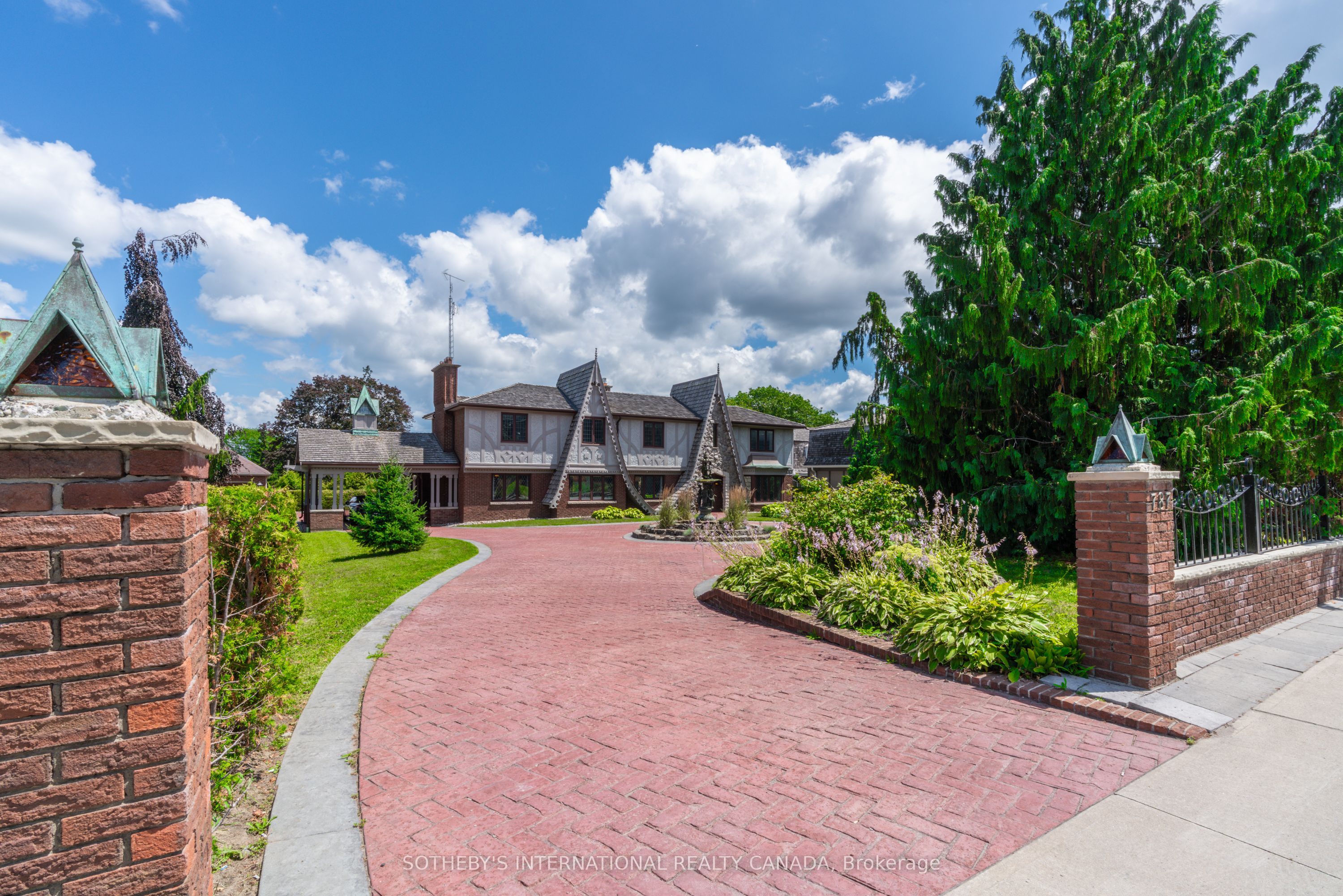 787 Simcoe Street N