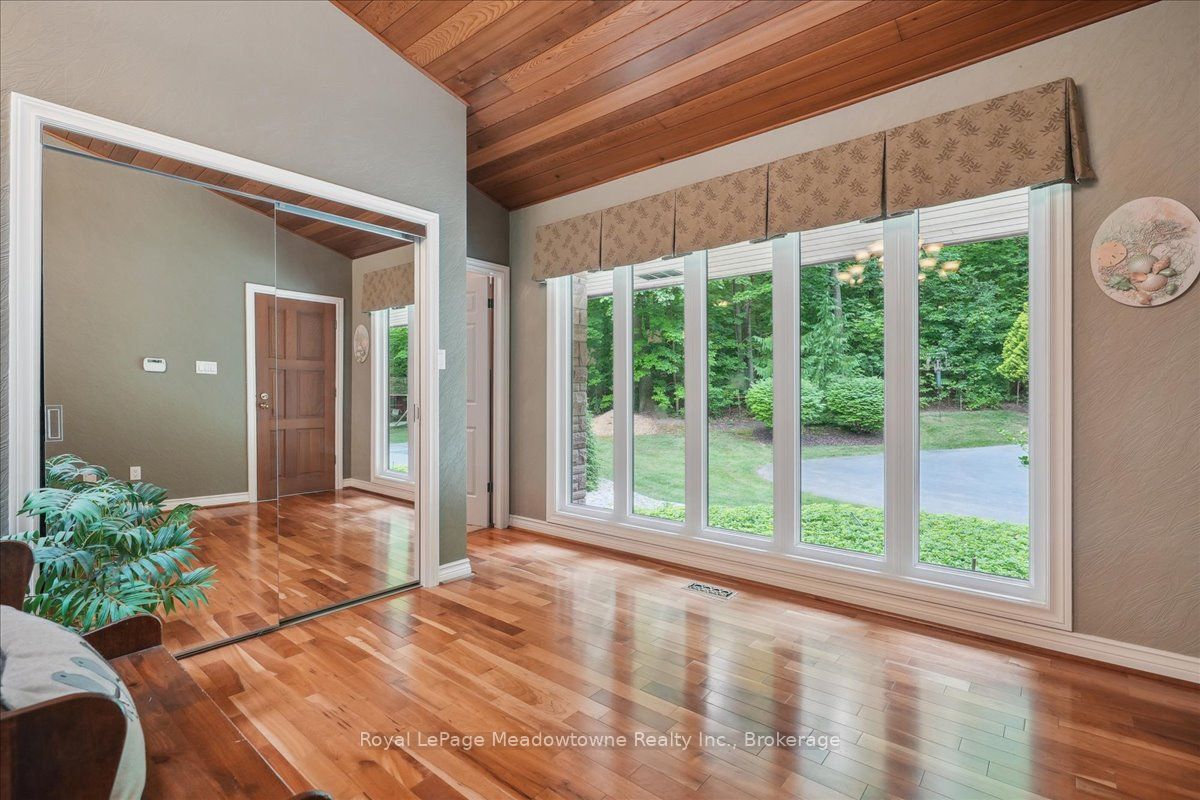 5590 STEELES Avenue W