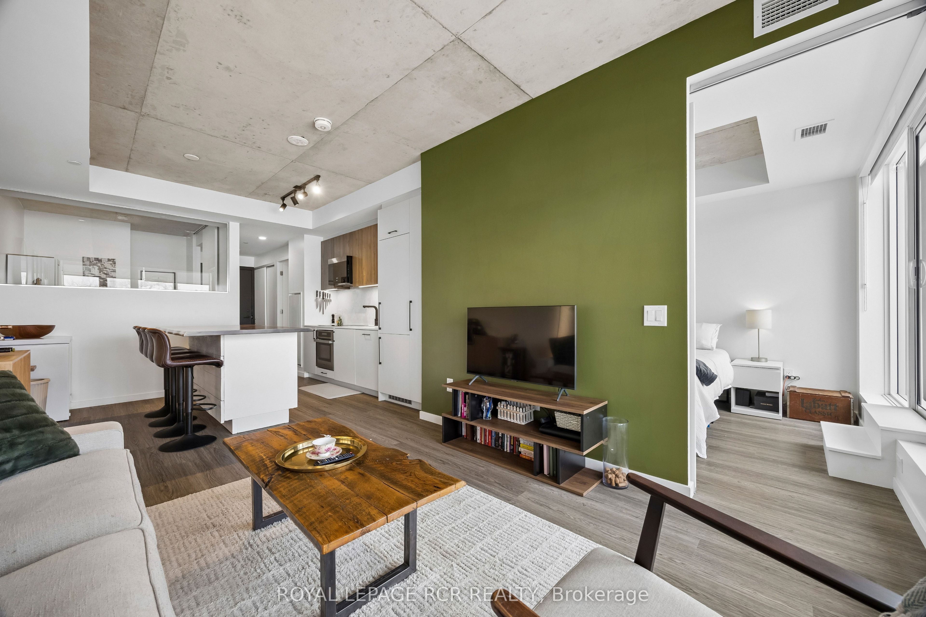 689 The Queensway N/A 321