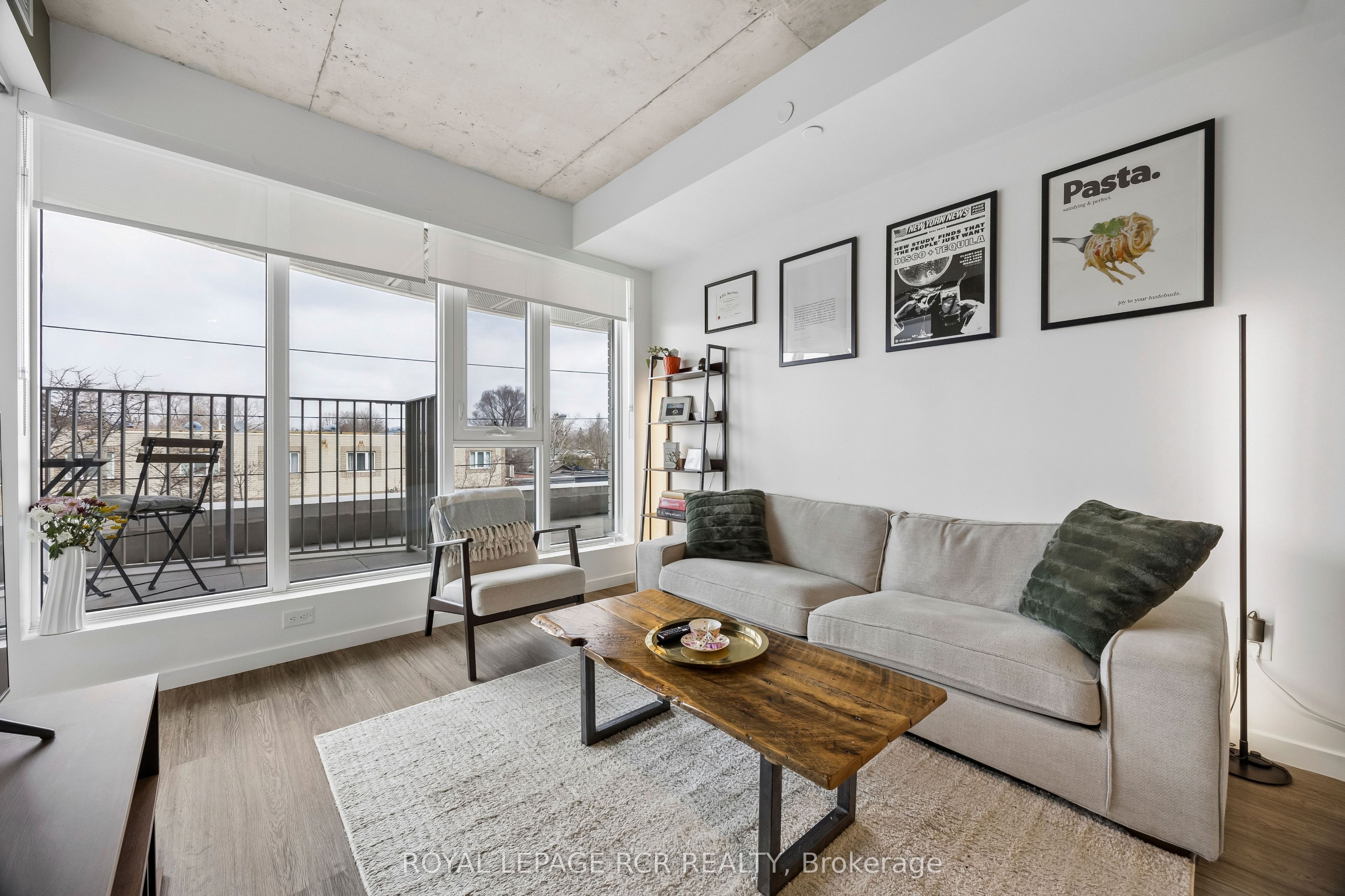 689 The Queensway N/A 321