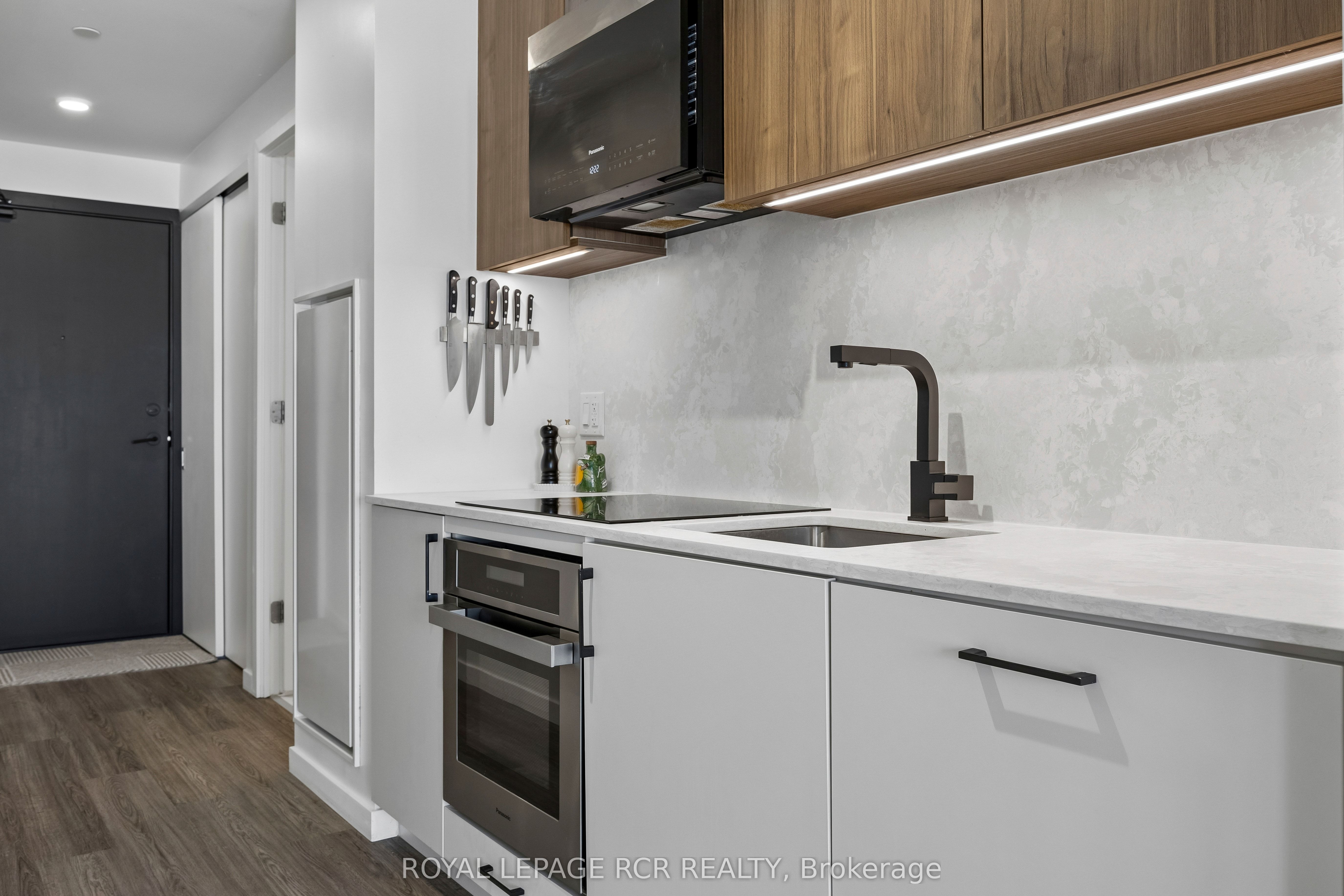 689 The Queensway N/A 321