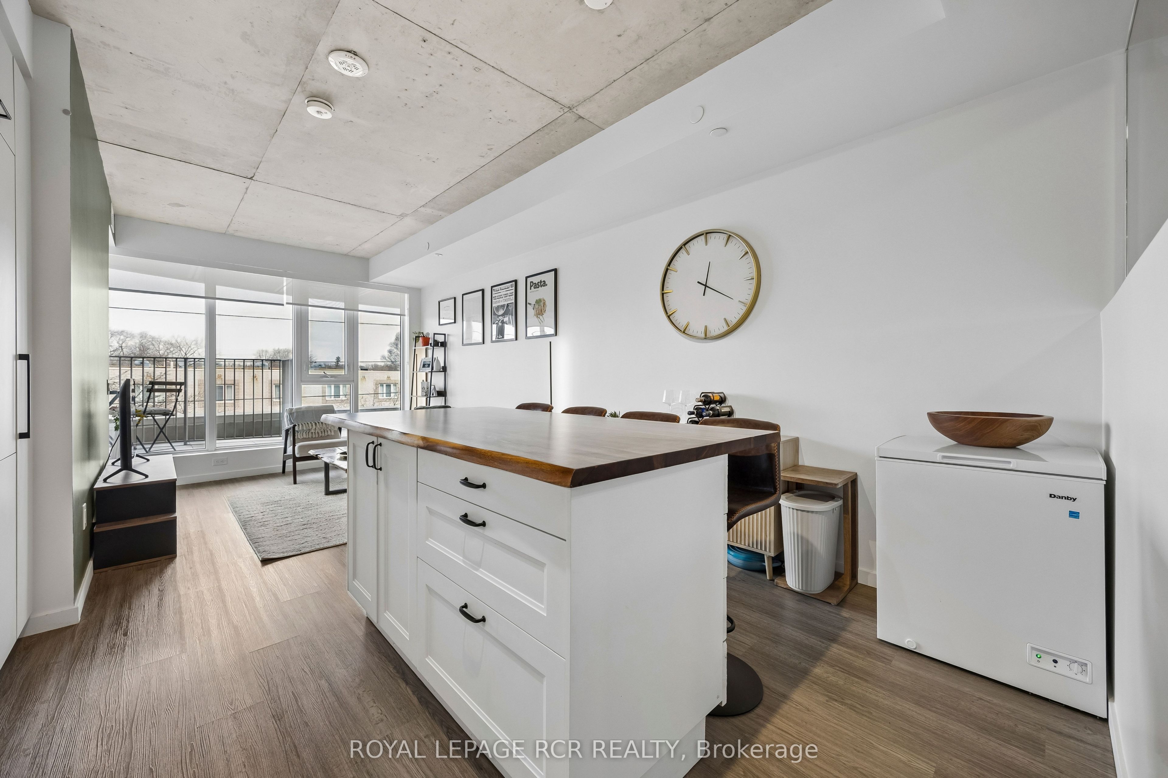 689 The Queensway N/A 321